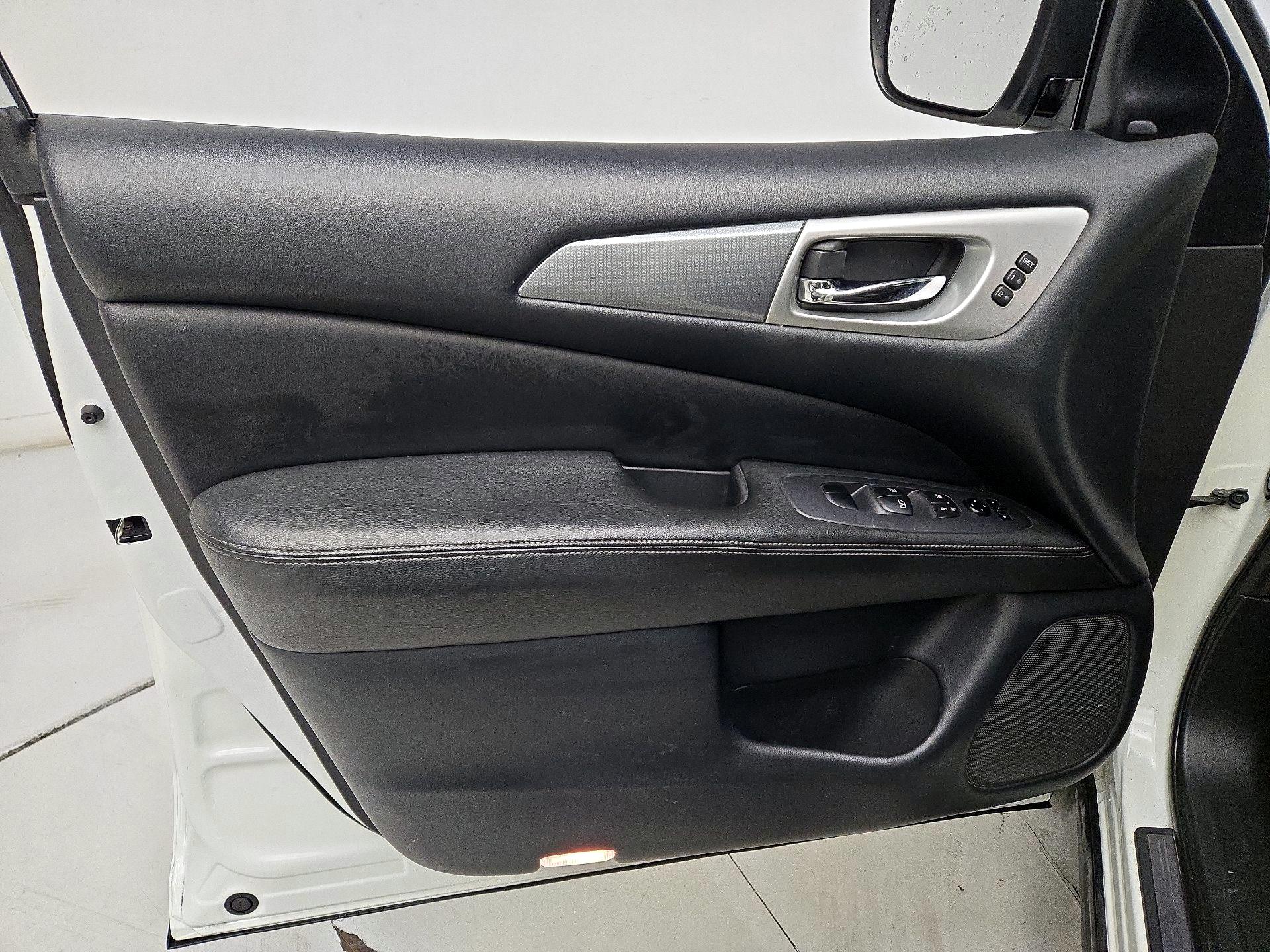 Thumbnail: 2019 Nissan Pathfinder - 12