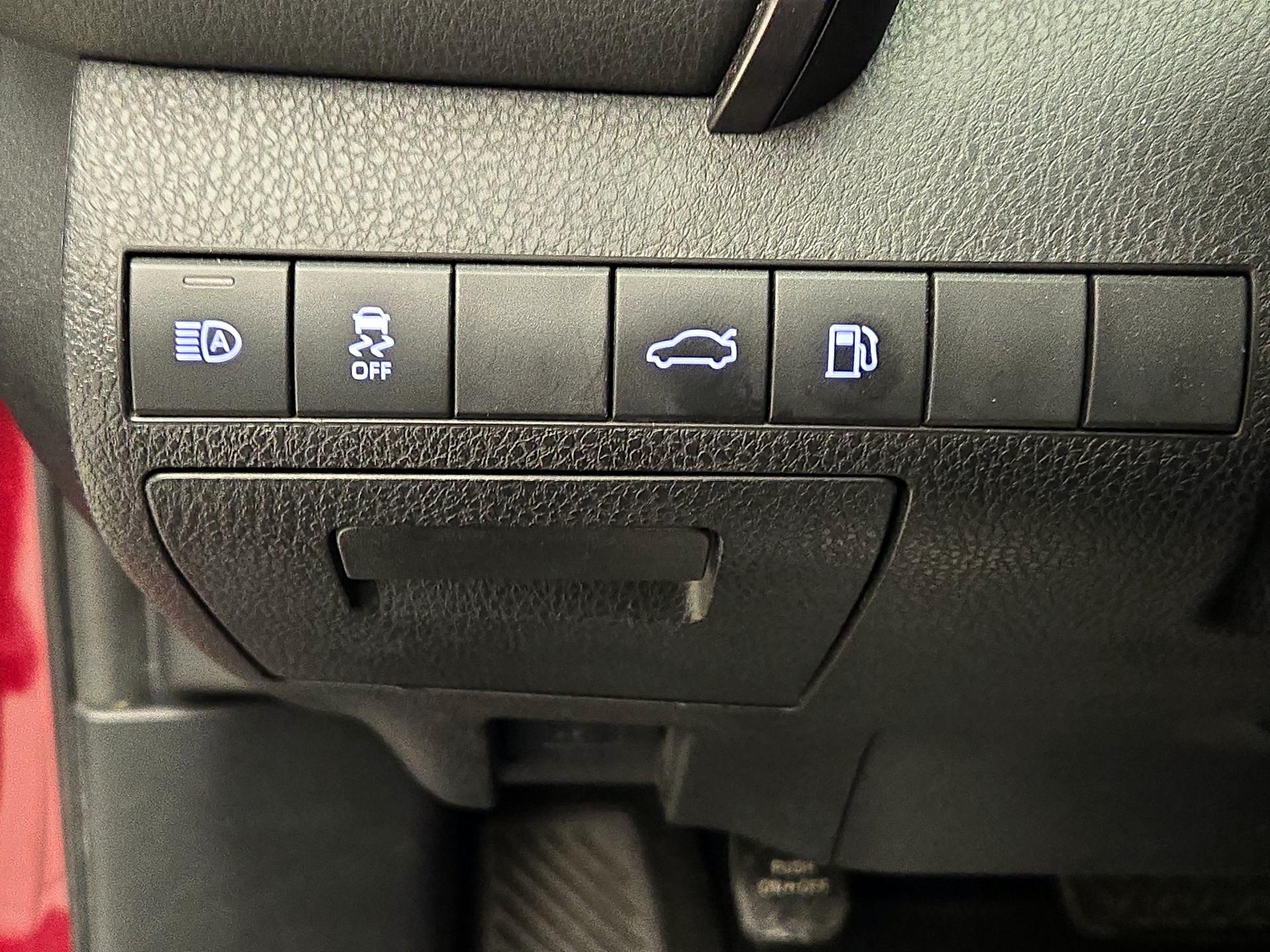 Thumbnail: 2018 Toyota Camry - 13