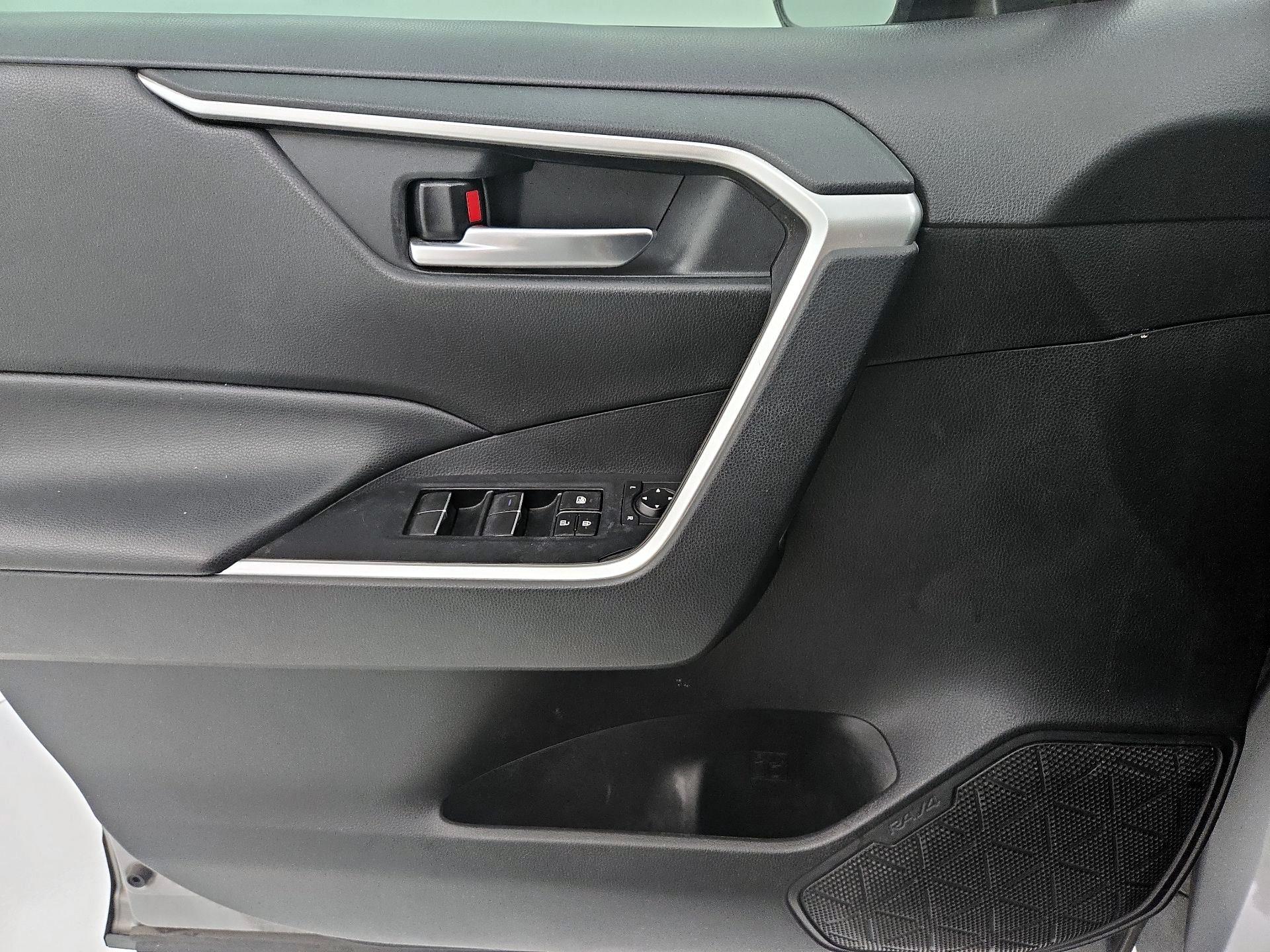 Thumbnail: 2019 Toyota RAV4 - 12