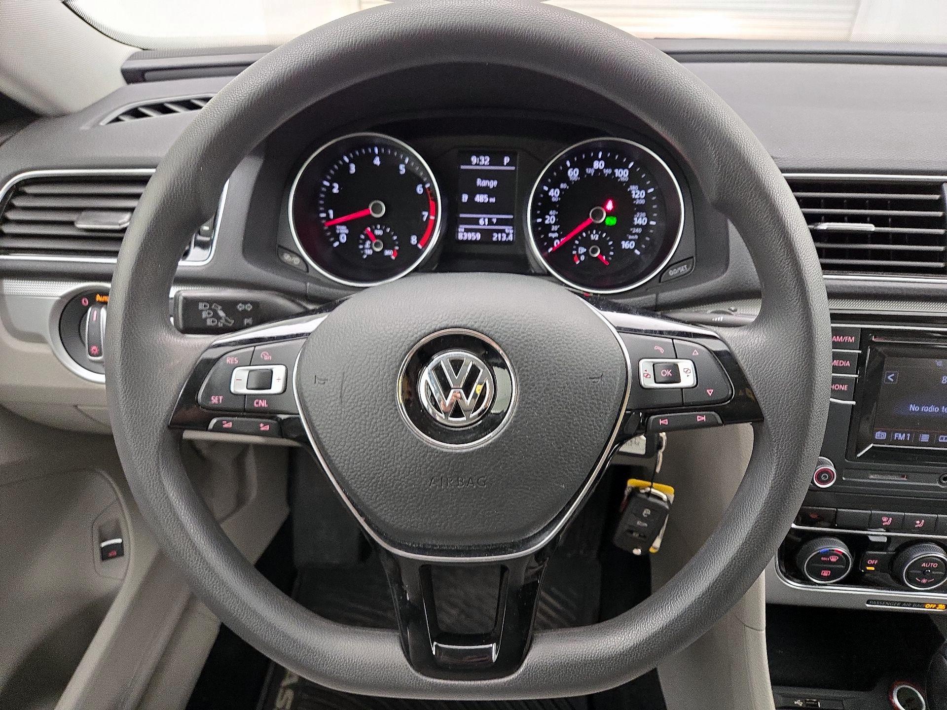 Thumbnail: 2016 Volkswagen Passat - 10