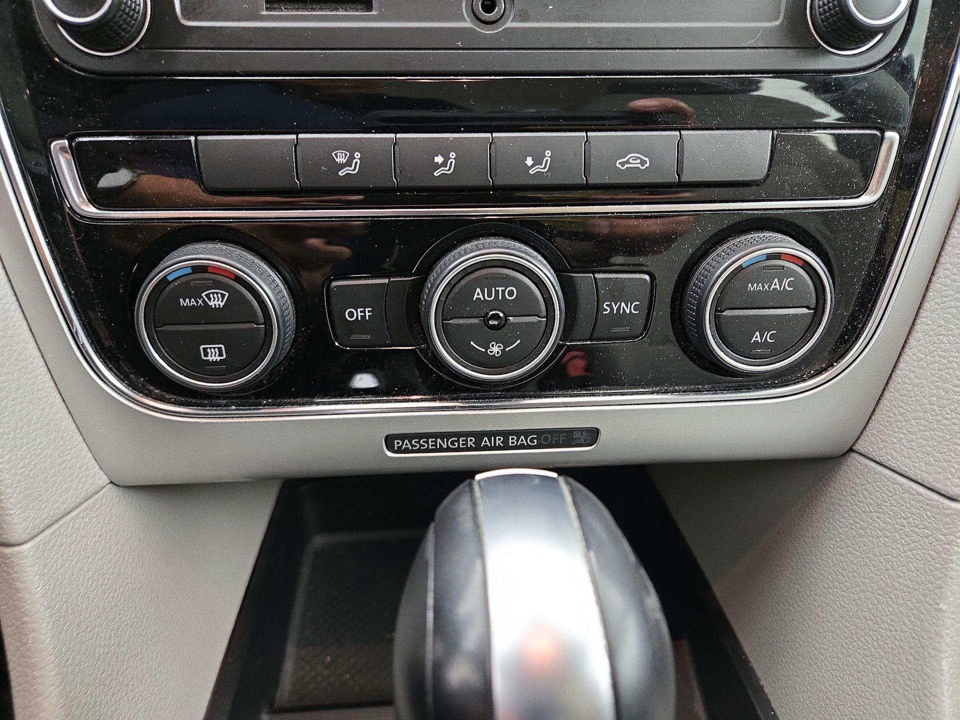 Thumbnail: 2016 Volkswagen Passat - 16