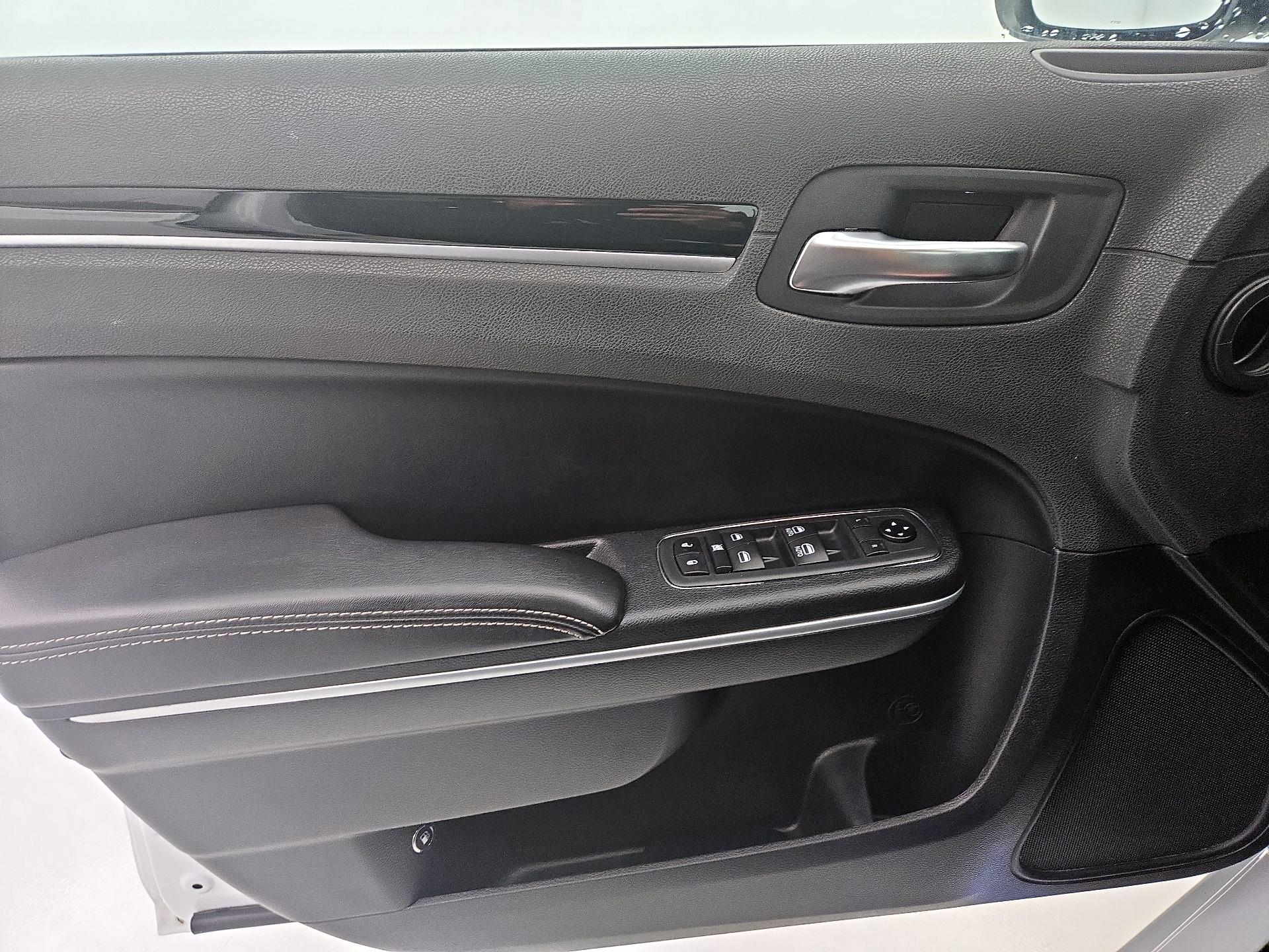 Thumbnail: 2020 Chrysler 300 - 12