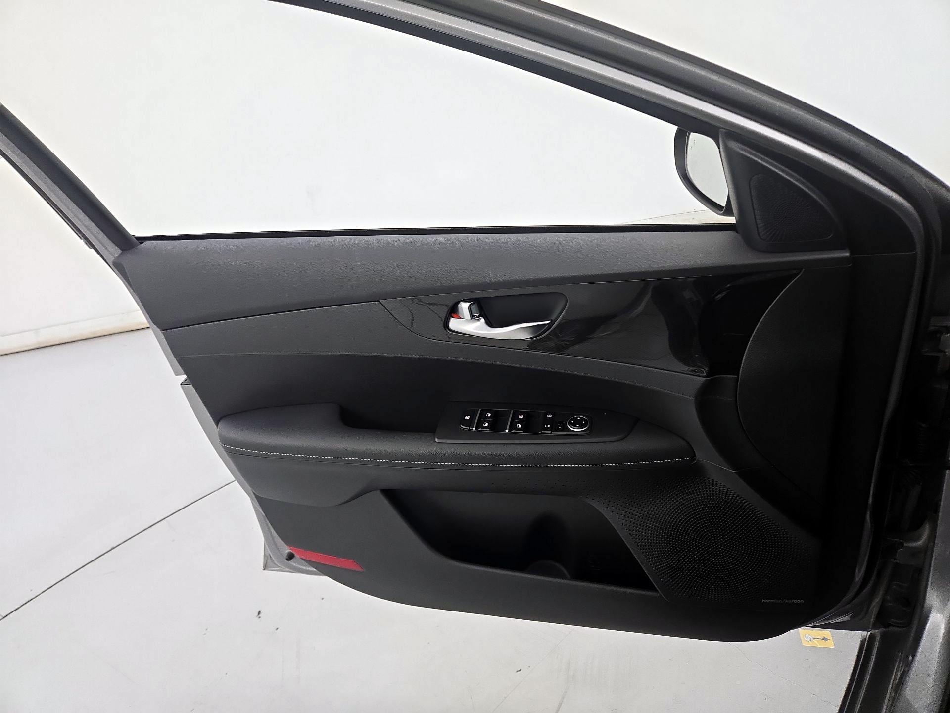 Thumbnail: 2023 Kia Forte - 12