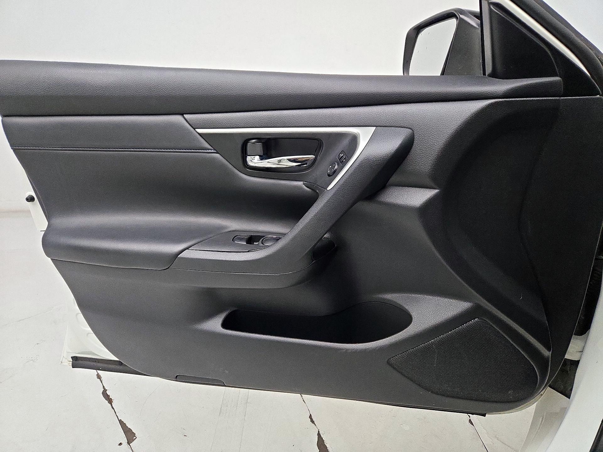 Thumbnail: 2017 Nissan Altima - 12