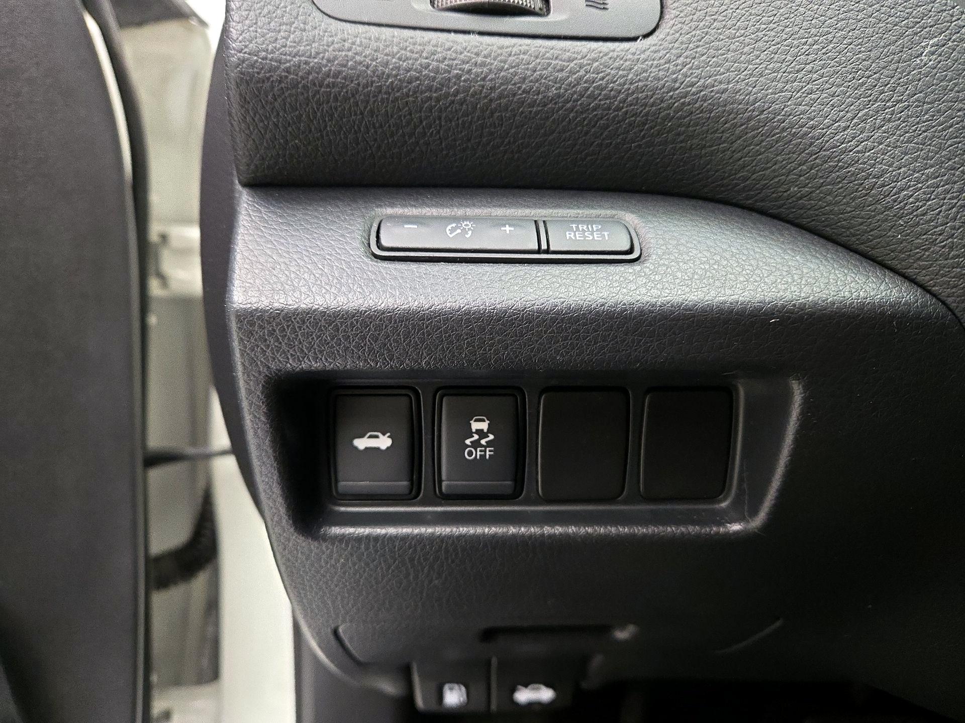 Thumbnail: 2017 Nissan Altima - 13