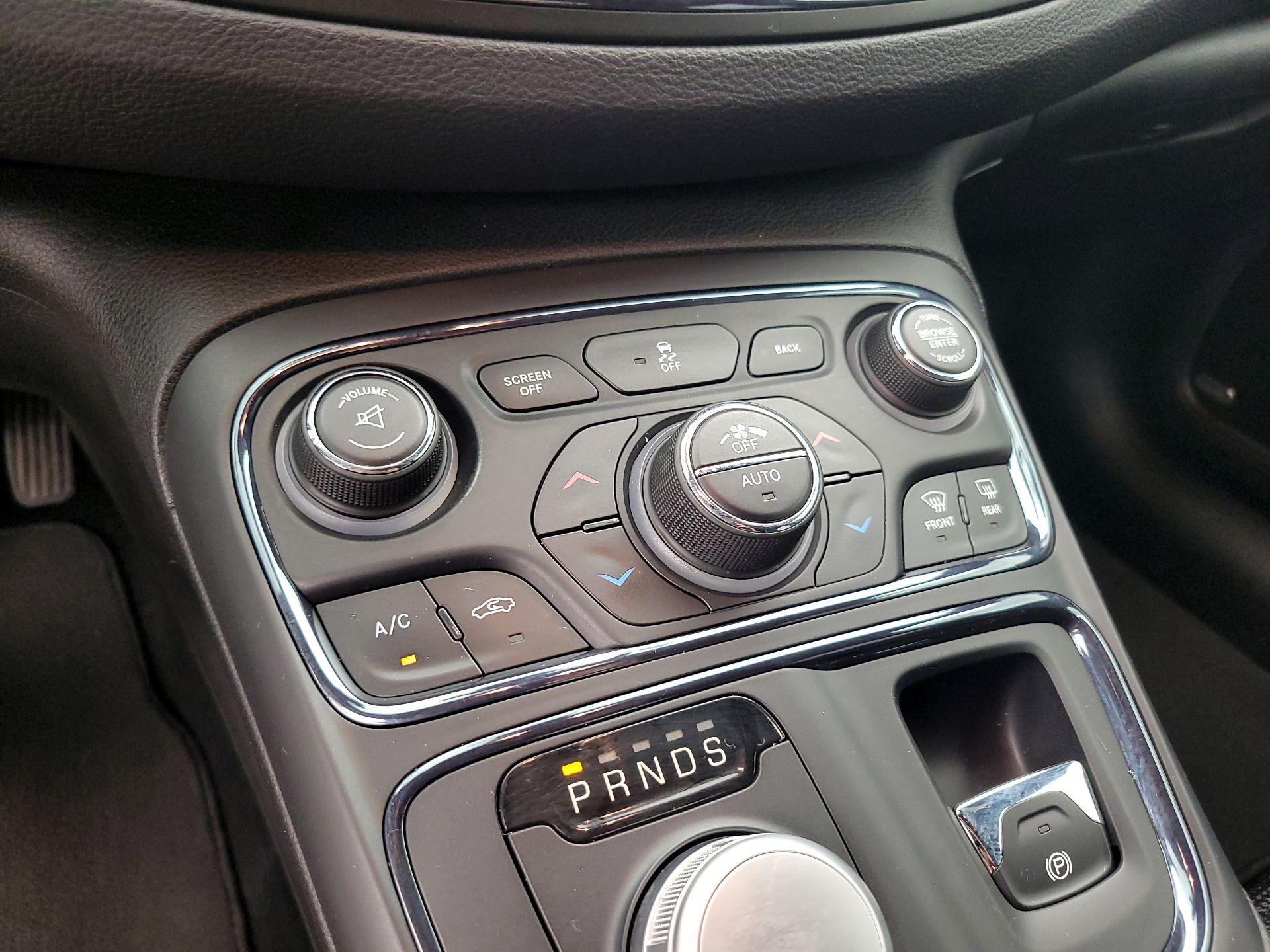 Thumbnail: 2015 Chrysler 200 - 17
