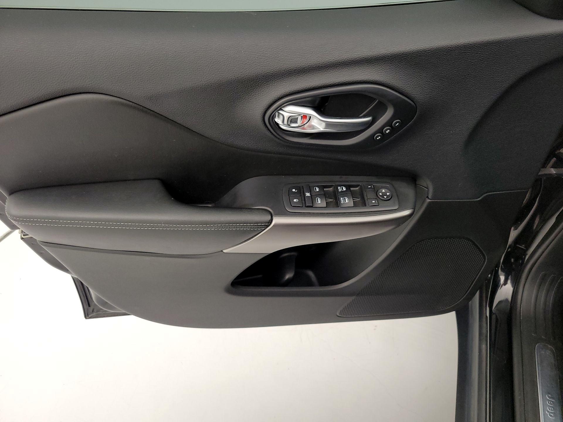 Thumbnail: 2019 Jeep Cherokee - 12