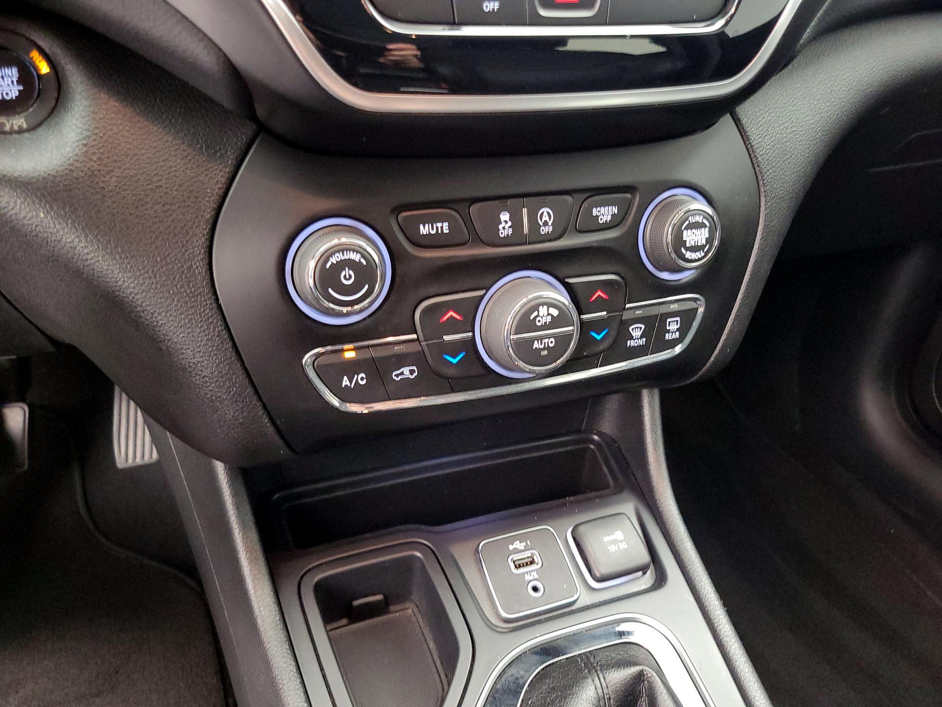 Thumbnail: 2019 Jeep Cherokee - 16
