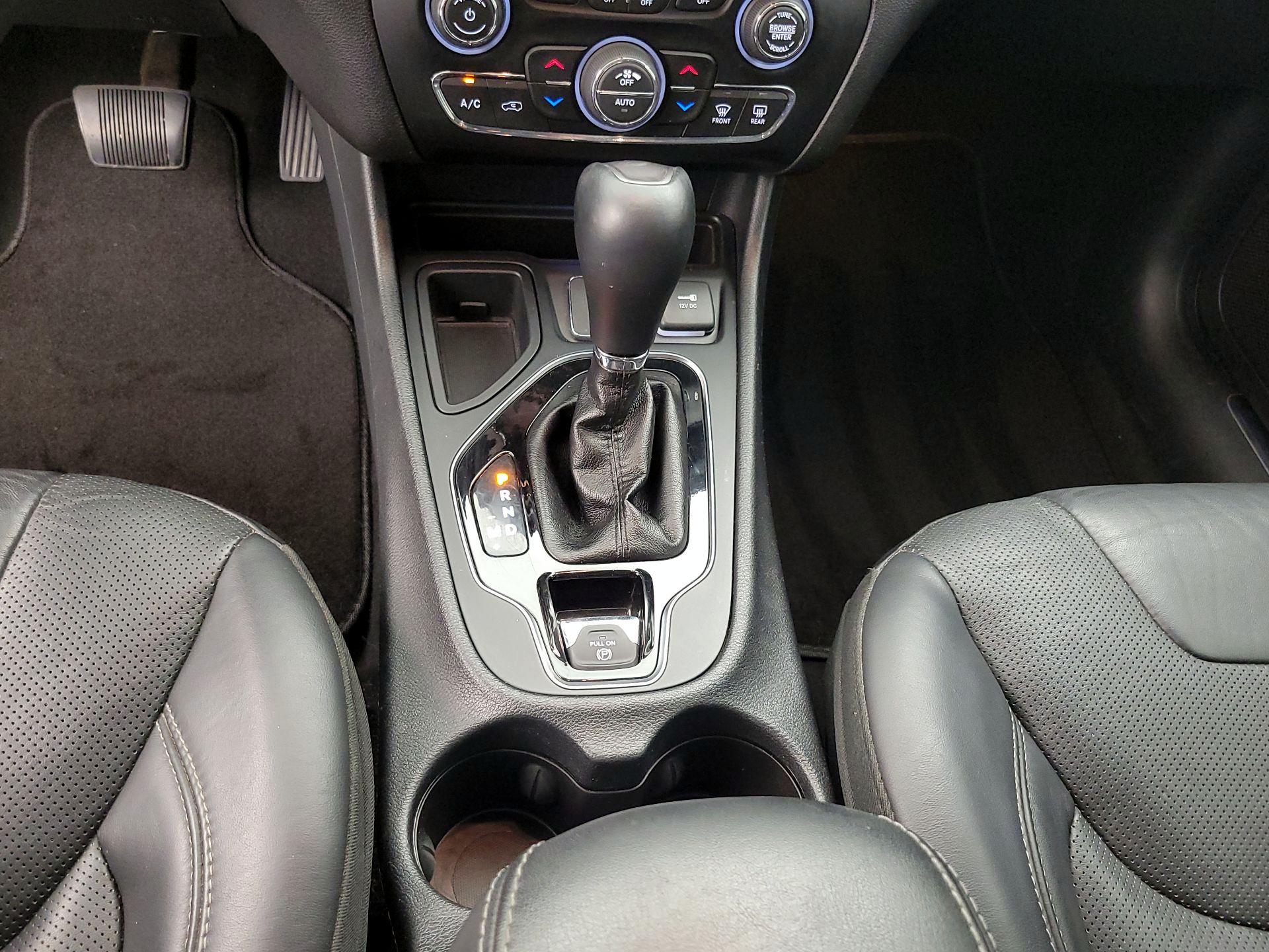 Thumbnail: 2019 Jeep Cherokee - 17