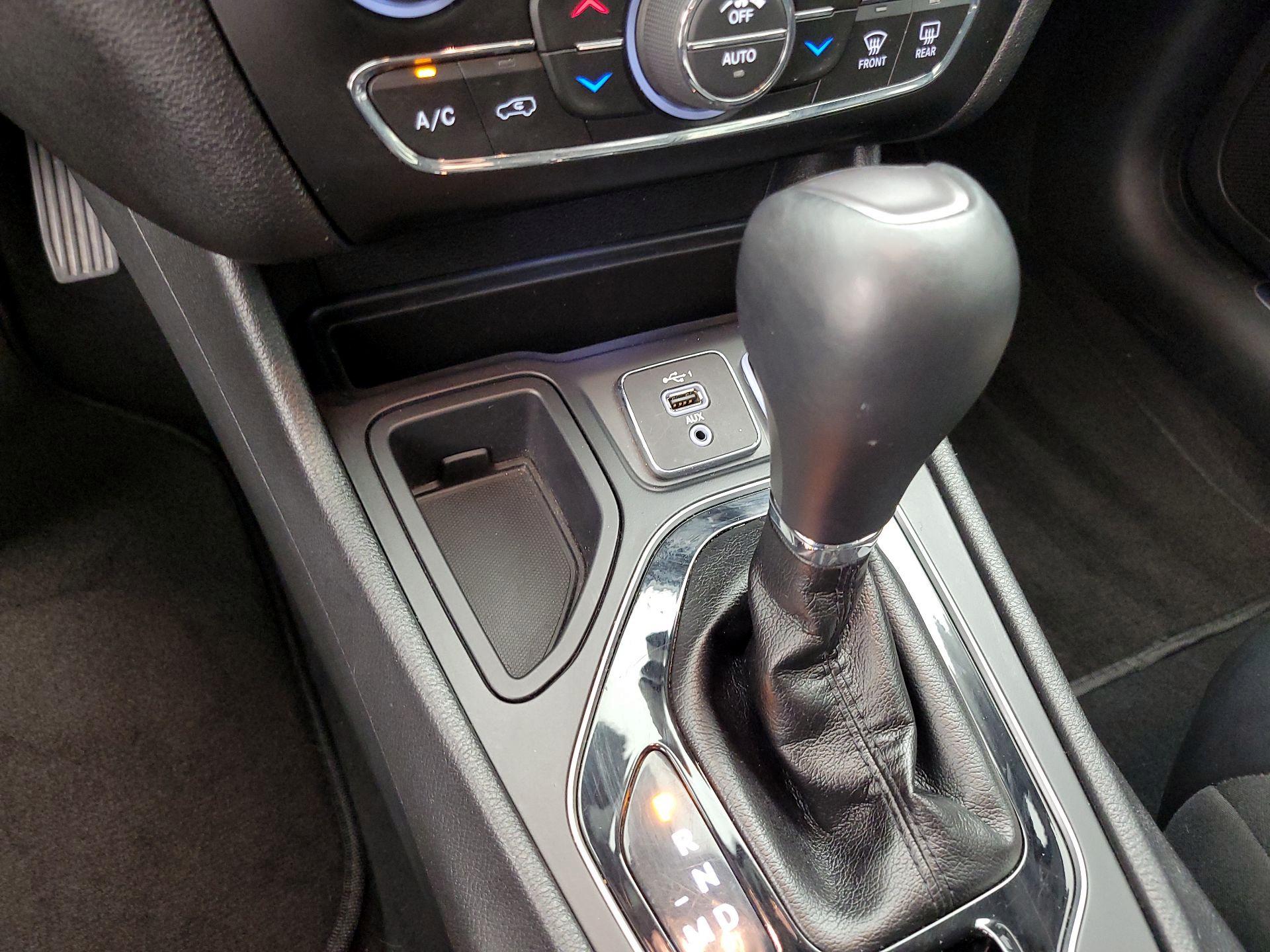 Thumbnail: 2019 Jeep Cherokee - 18