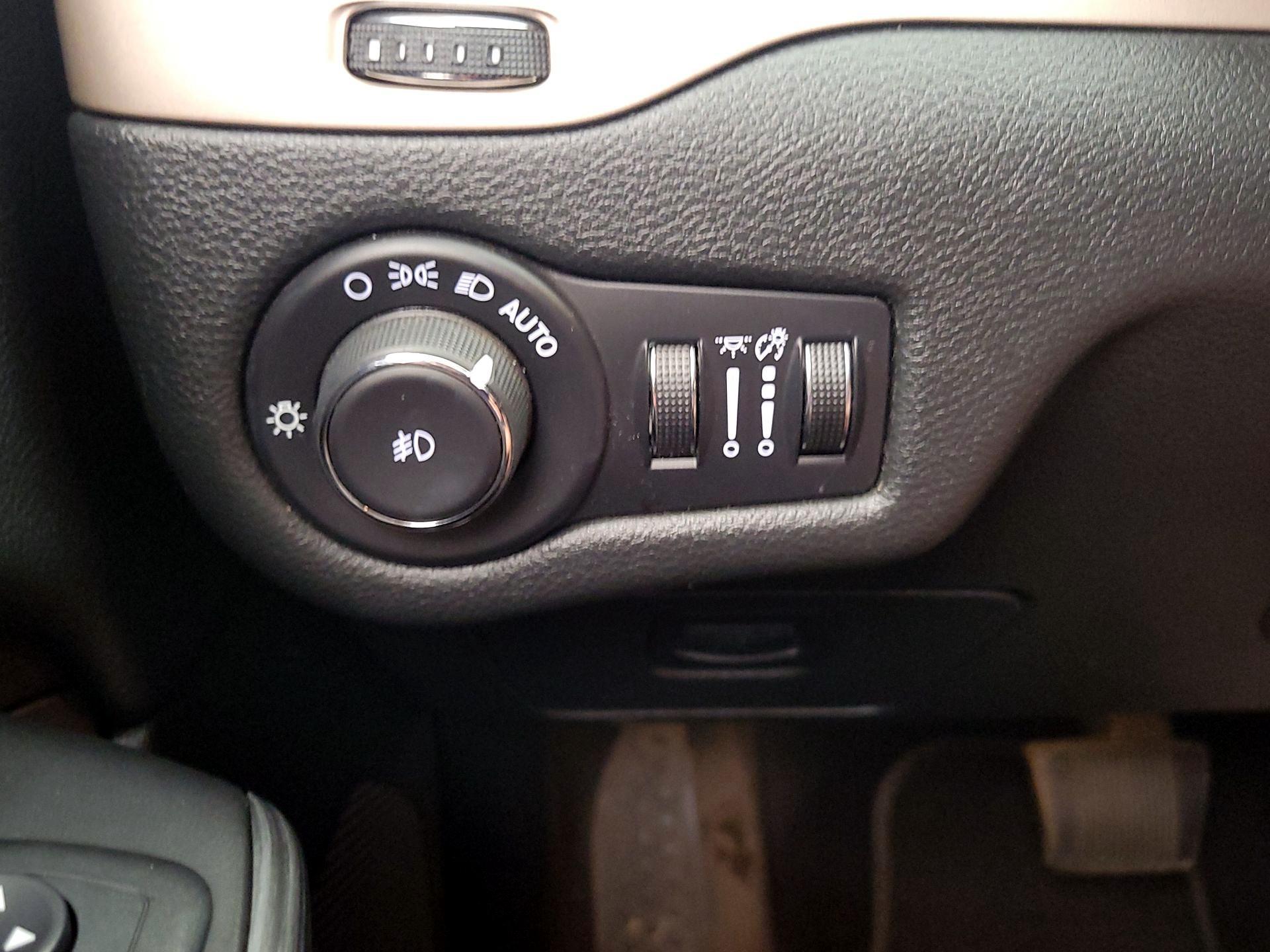 Thumbnail: 2015 Jeep Cherokee - 13