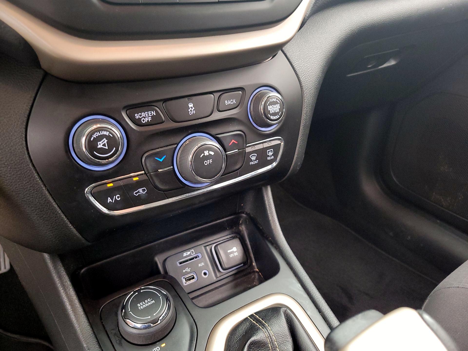 Thumbnail: 2015 Jeep Cherokee - 16