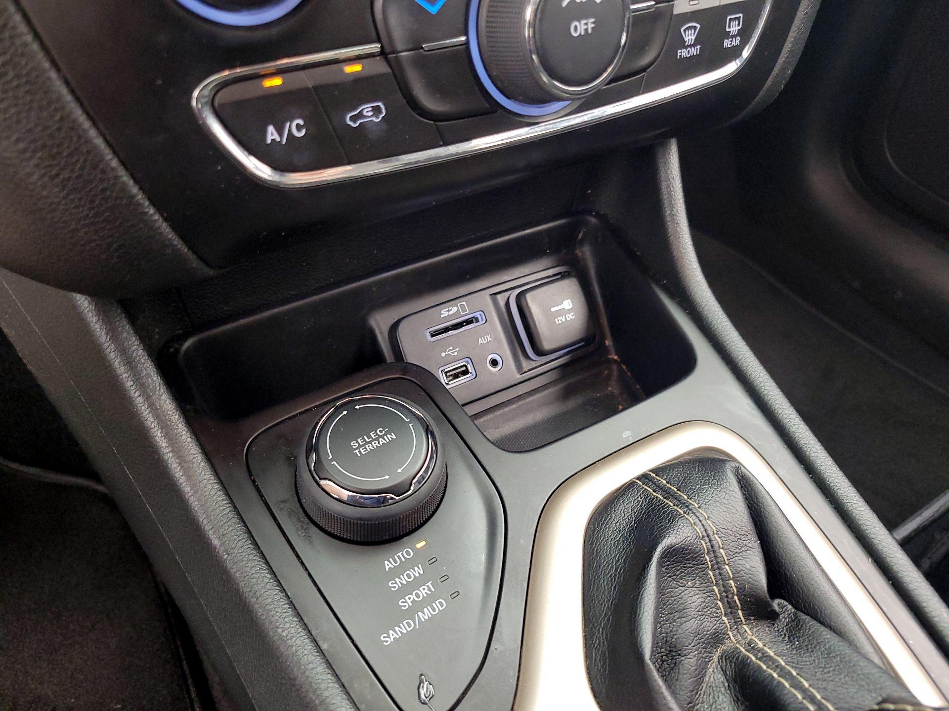 Thumbnail: 2015 Jeep Cherokee - 18