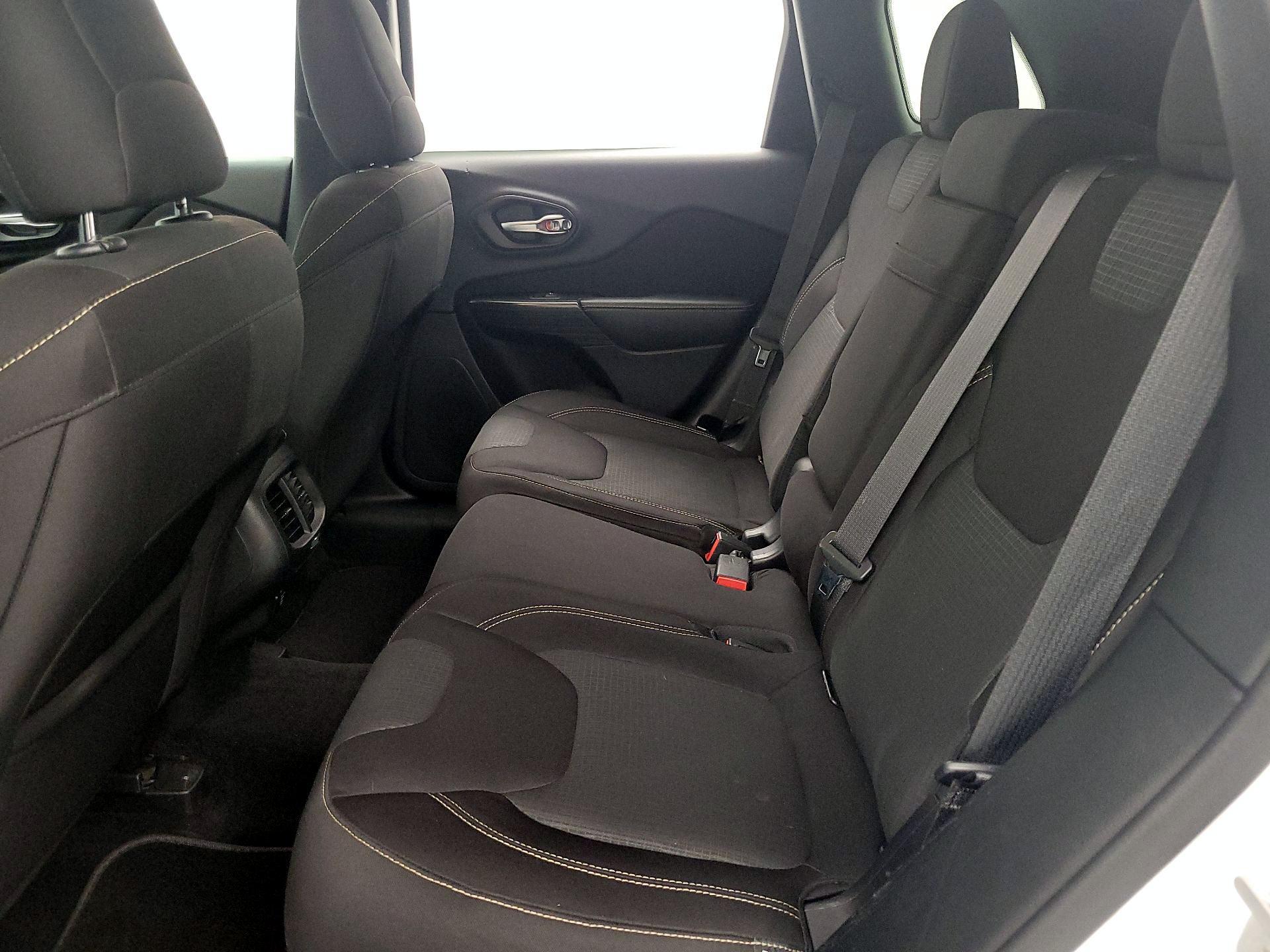 Thumbnail: 2015 Jeep Cherokee - 19