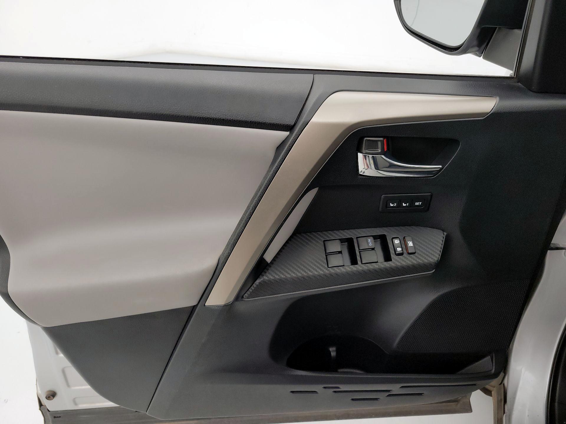 Thumbnail: 2015 Toyota RAV4 - 12
