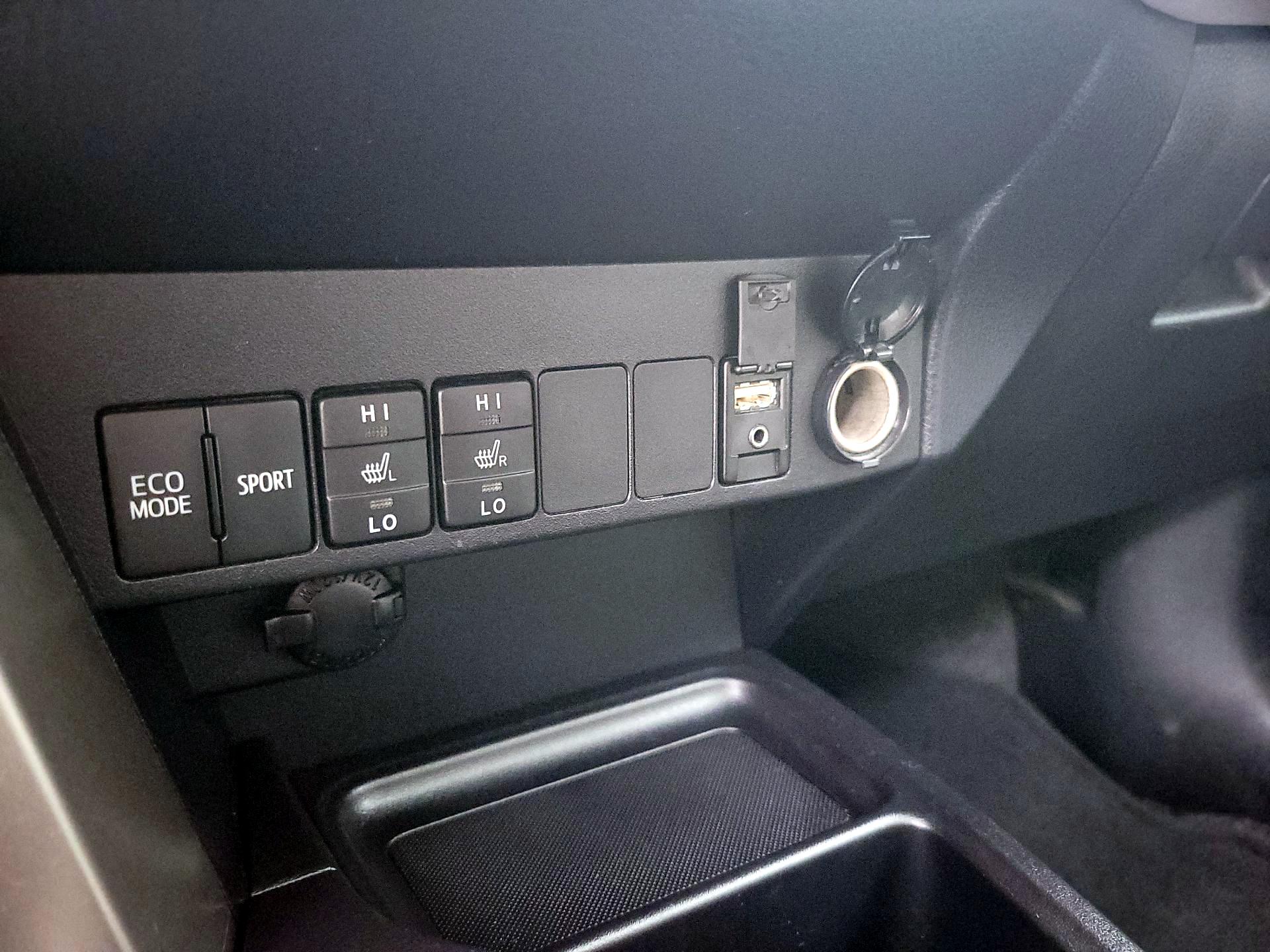 Thumbnail: 2015 Toyota RAV4 - 19