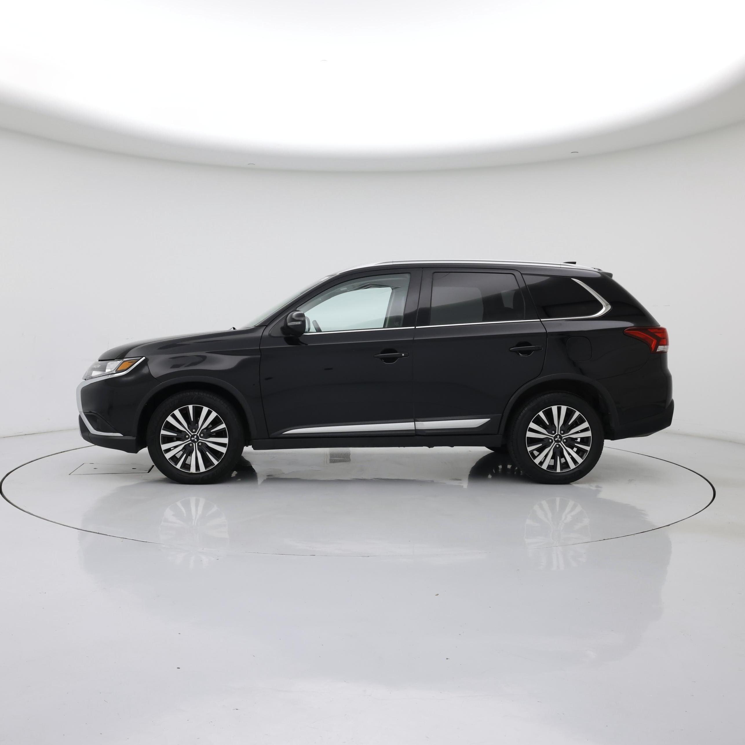 Thumbnail: 2020 Mitsubishi Outlander - 3