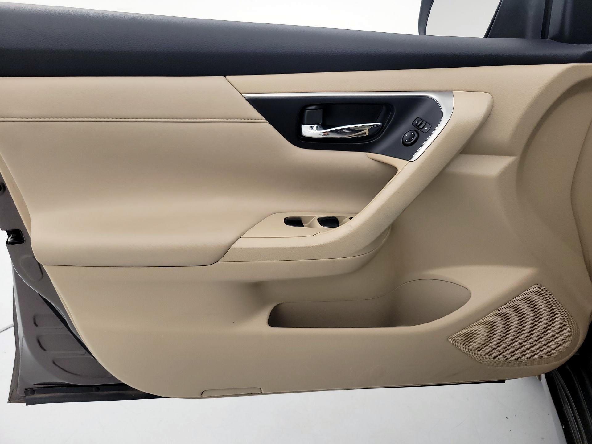 Thumbnail: 2015 Nissan Altima - 12