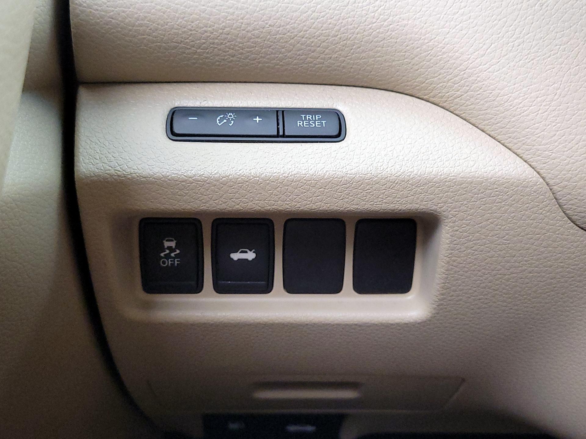 Thumbnail: 2015 Nissan Altima - 13