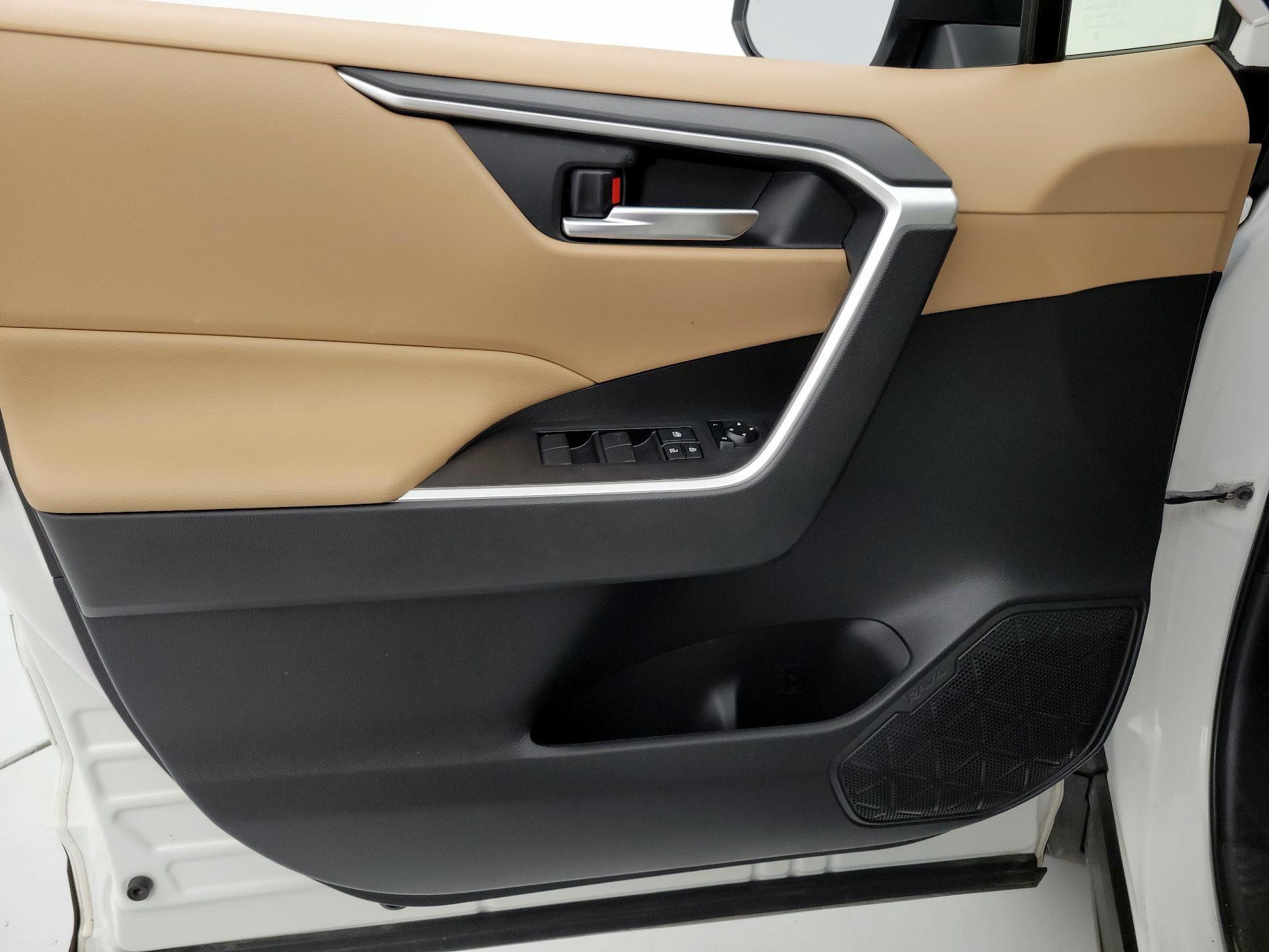 Thumbnail: 2020 Toyota RAV4 - 12