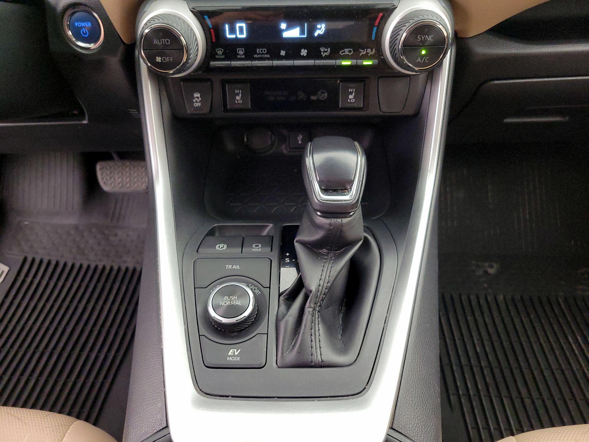Thumbnail: 2020 Toyota RAV4 - 17
