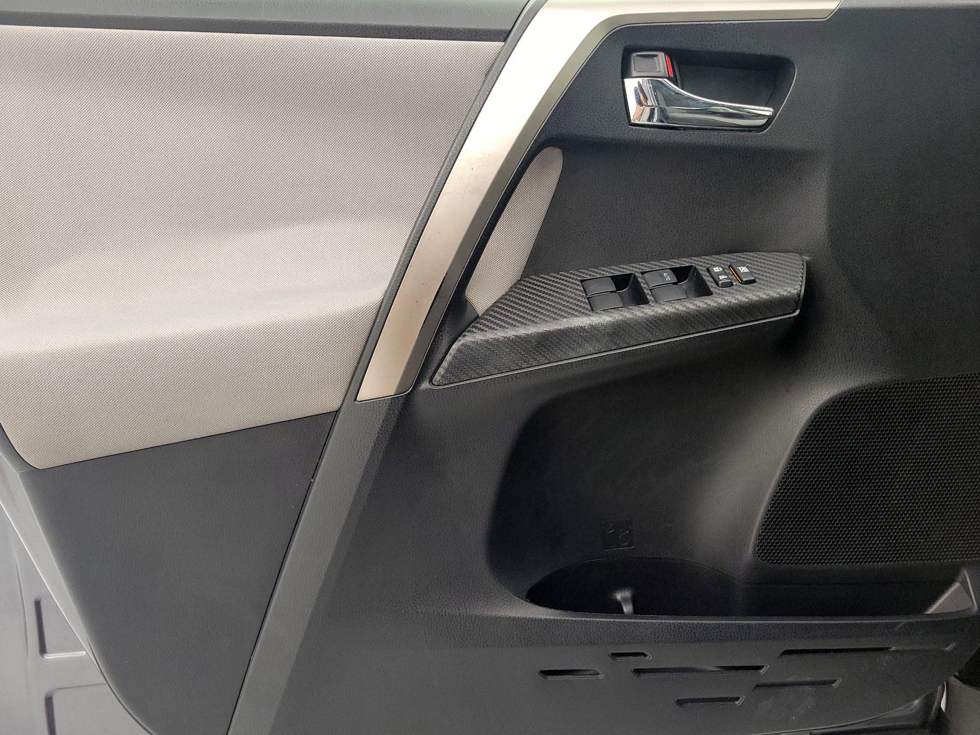 Thumbnail: 2015 Toyota RAV4 - 12