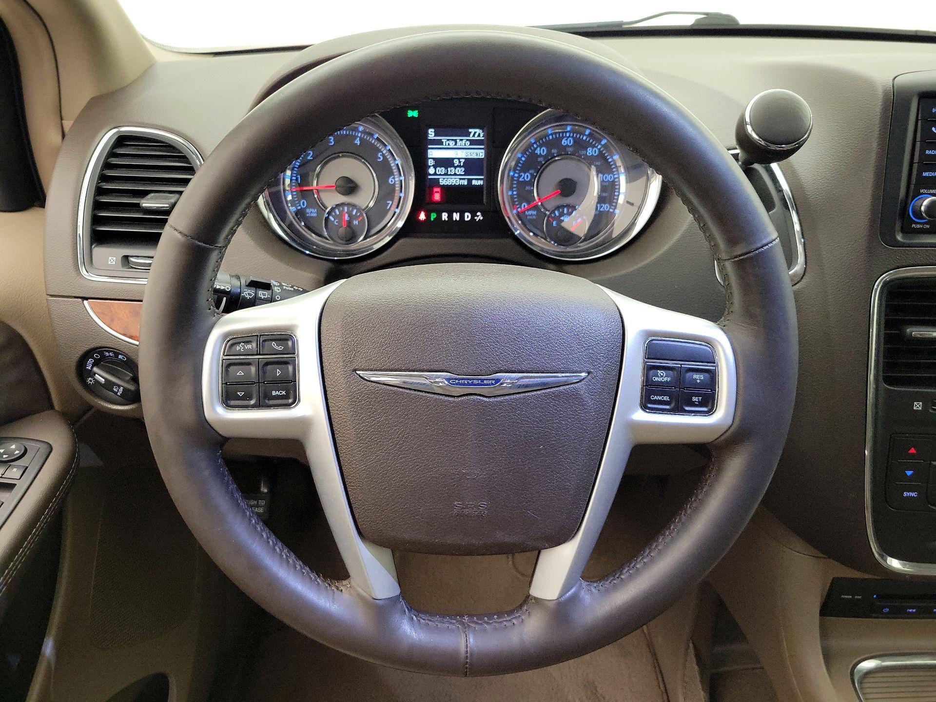 Thumbnail: 2015 Chrysler Town & Country - 10