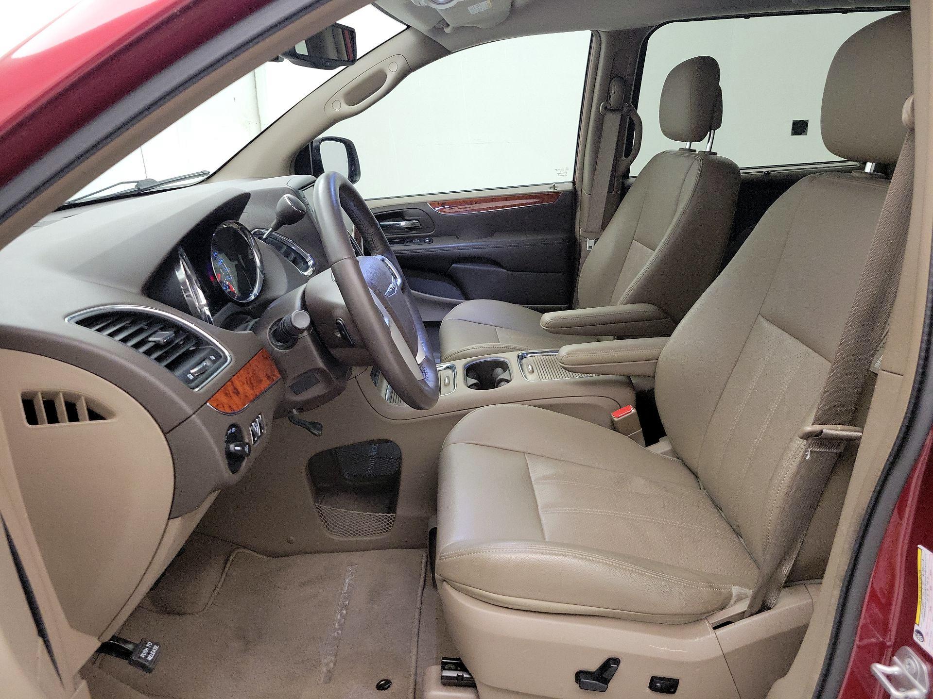 Thumbnail: 2015 Chrysler Town & Country - 11