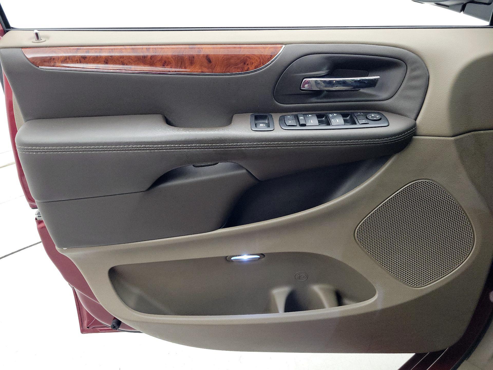 Thumbnail: 2015 Chrysler Town & Country - 12