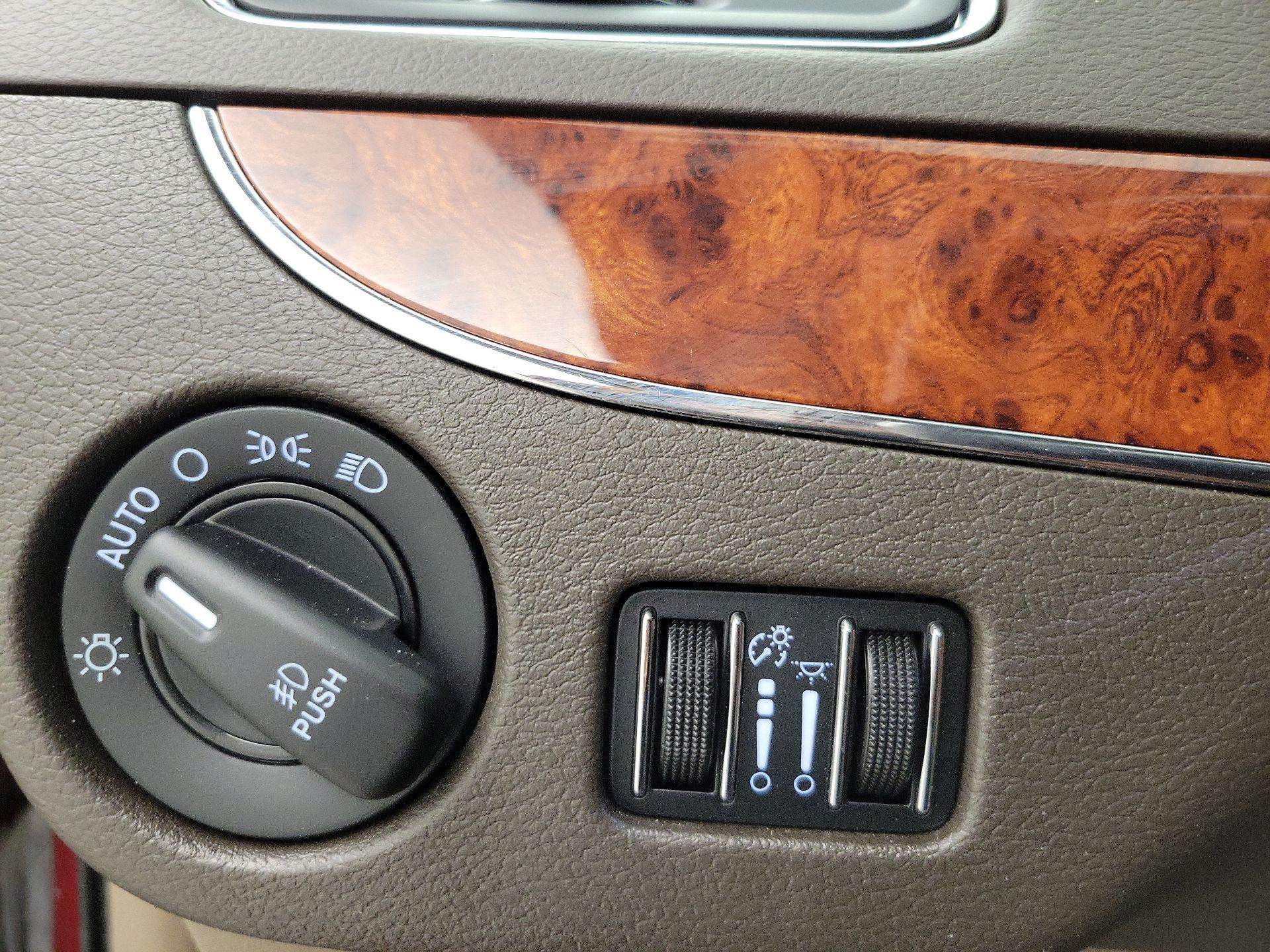 Thumbnail: 2015 Chrysler Town & Country - 13