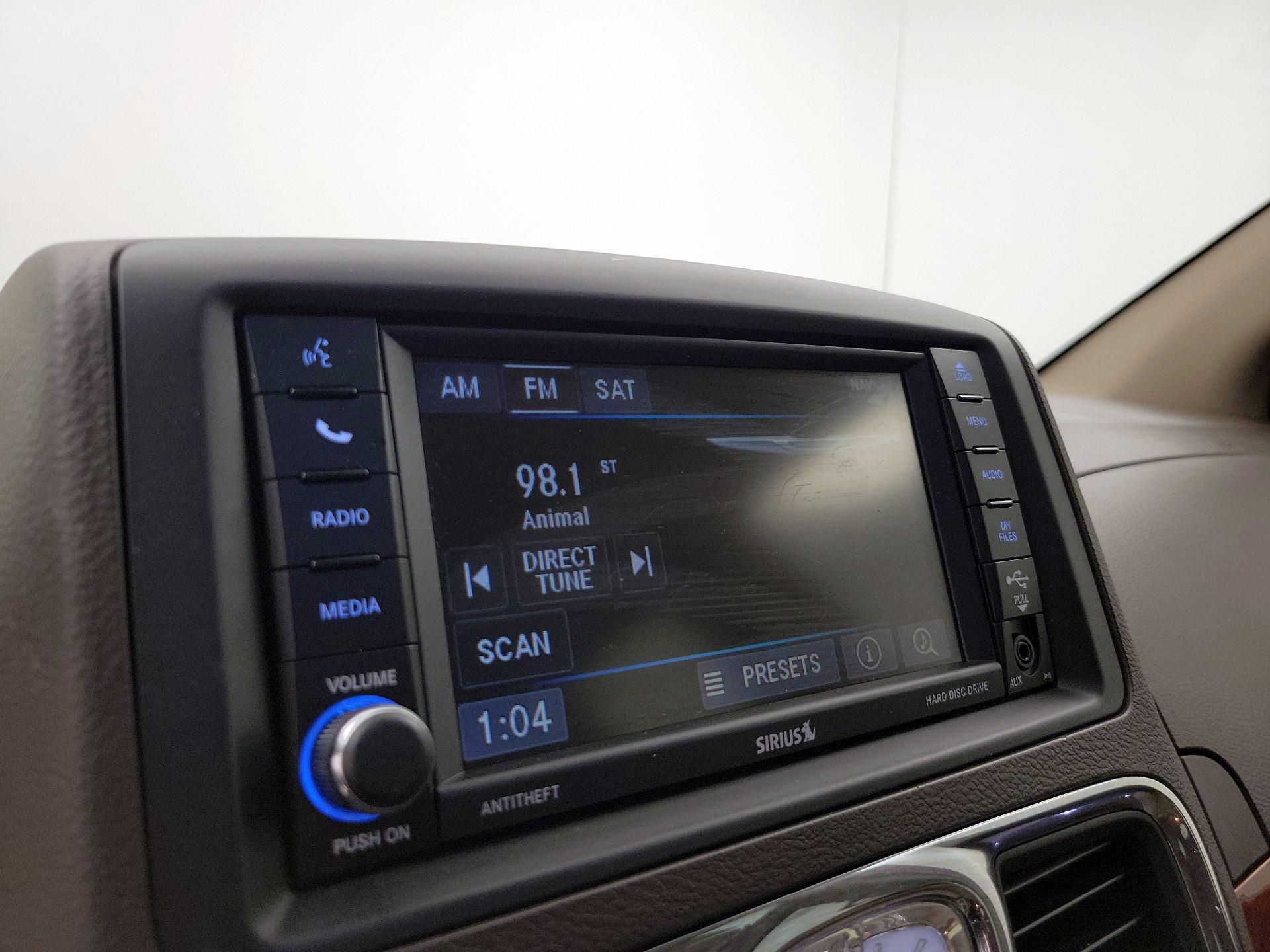 Thumbnail: 2015 Chrysler Town & Country - 15