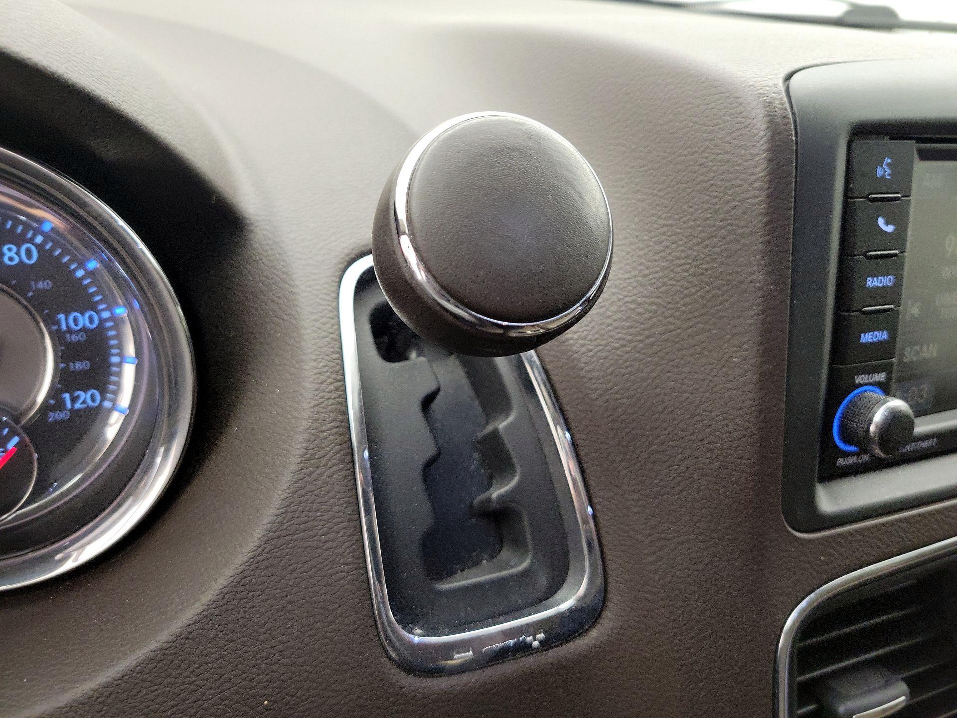 Thumbnail: 2015 Chrysler Town & Country - 17