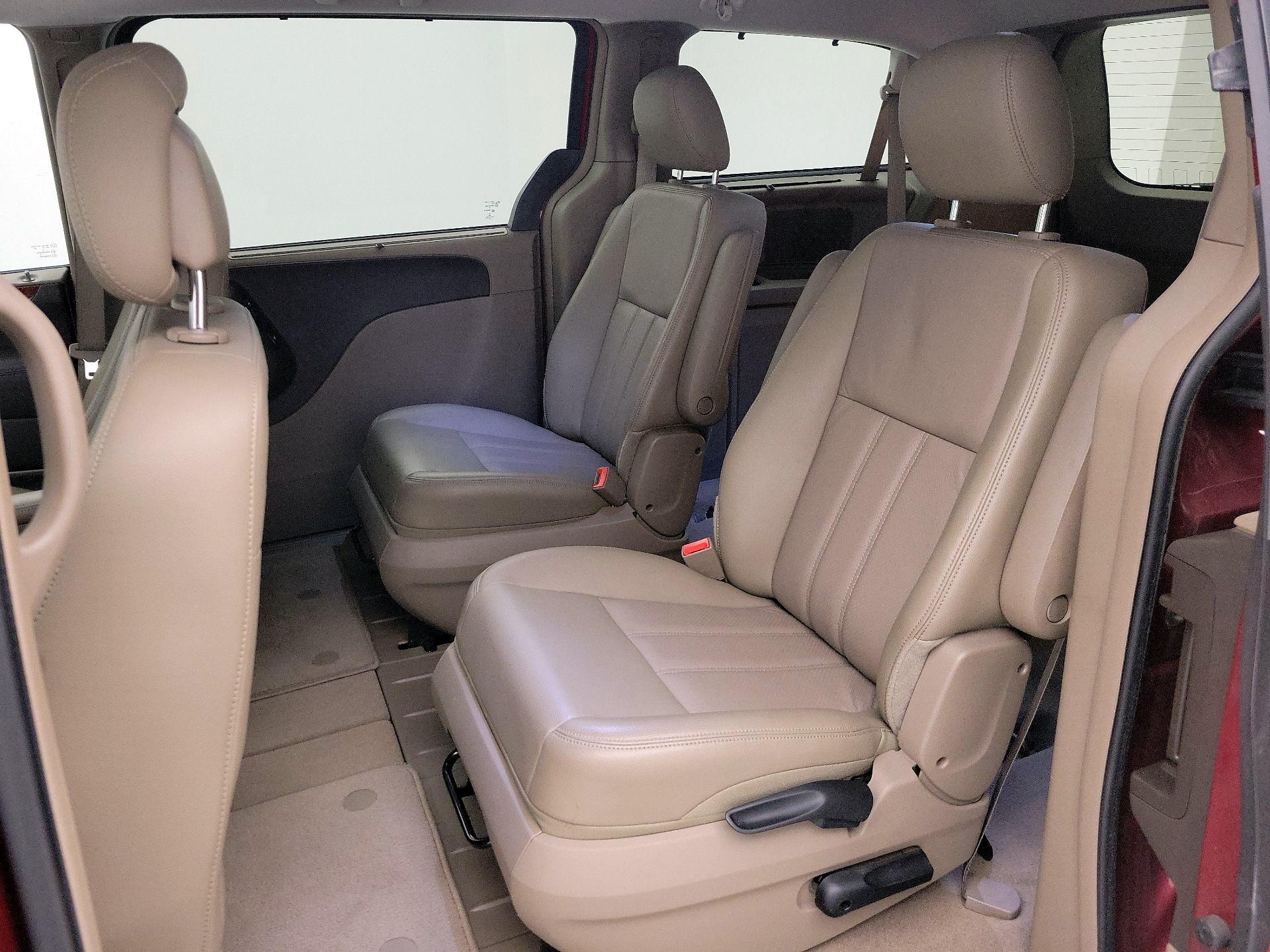 Thumbnail: 2015 Chrysler Town & Country - 19