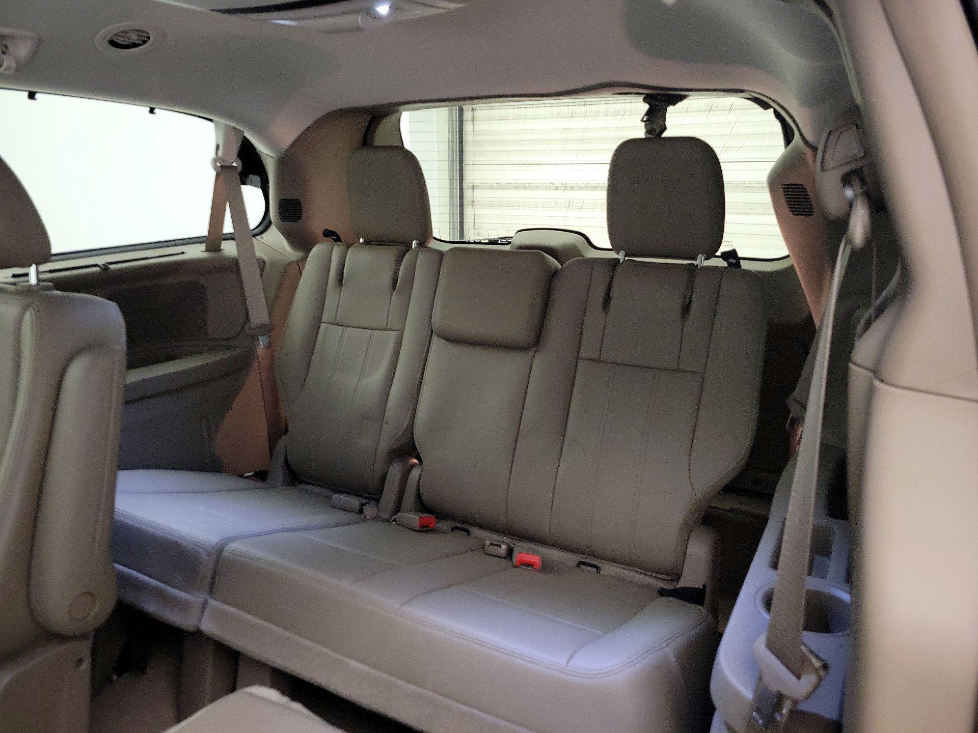 Thumbnail: 2015 Chrysler Town & Country - 20