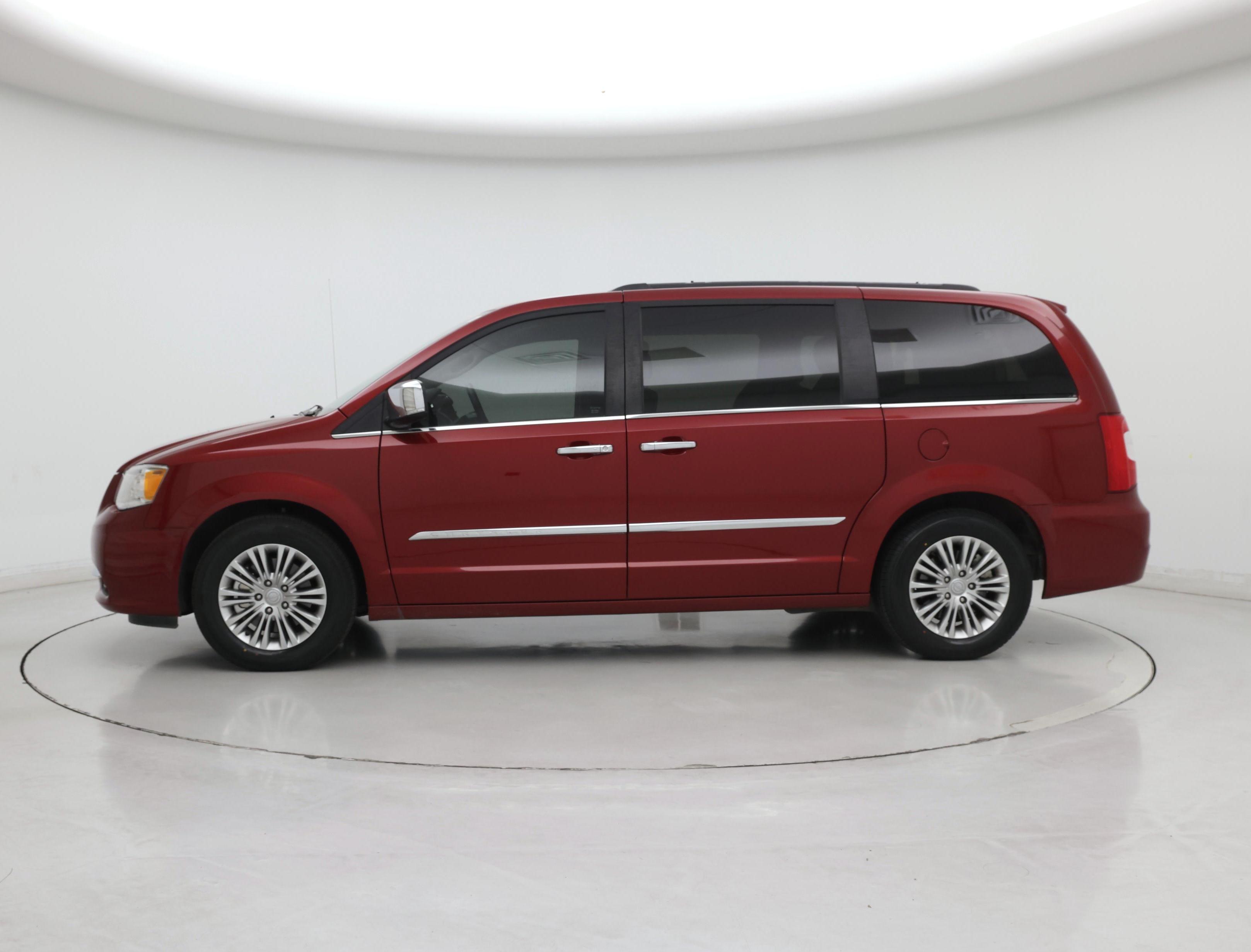 Thumbnail: 2015 Chrysler Town & Country - 3