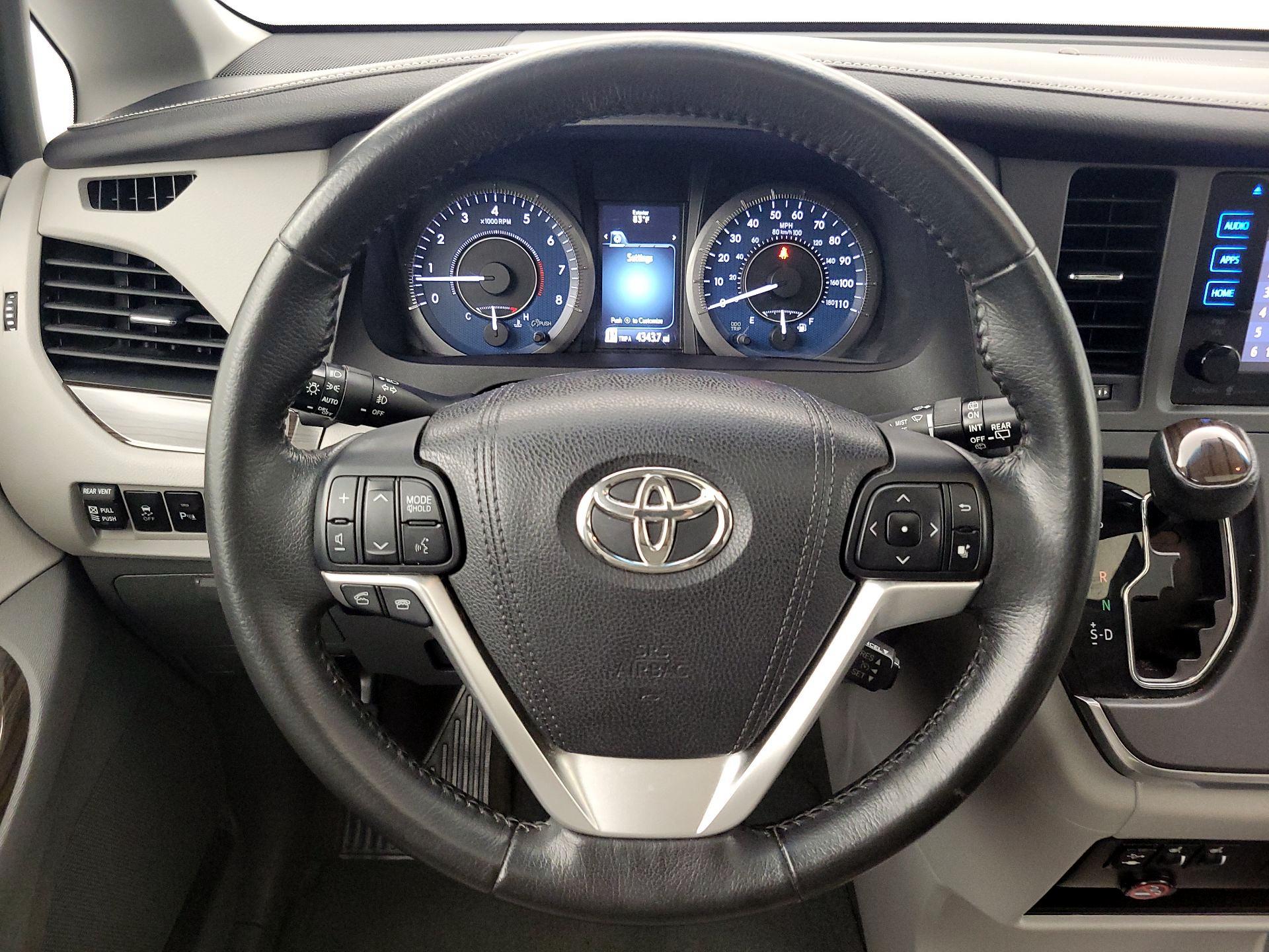 Thumbnail: 2015 Toyota Sienna - 10