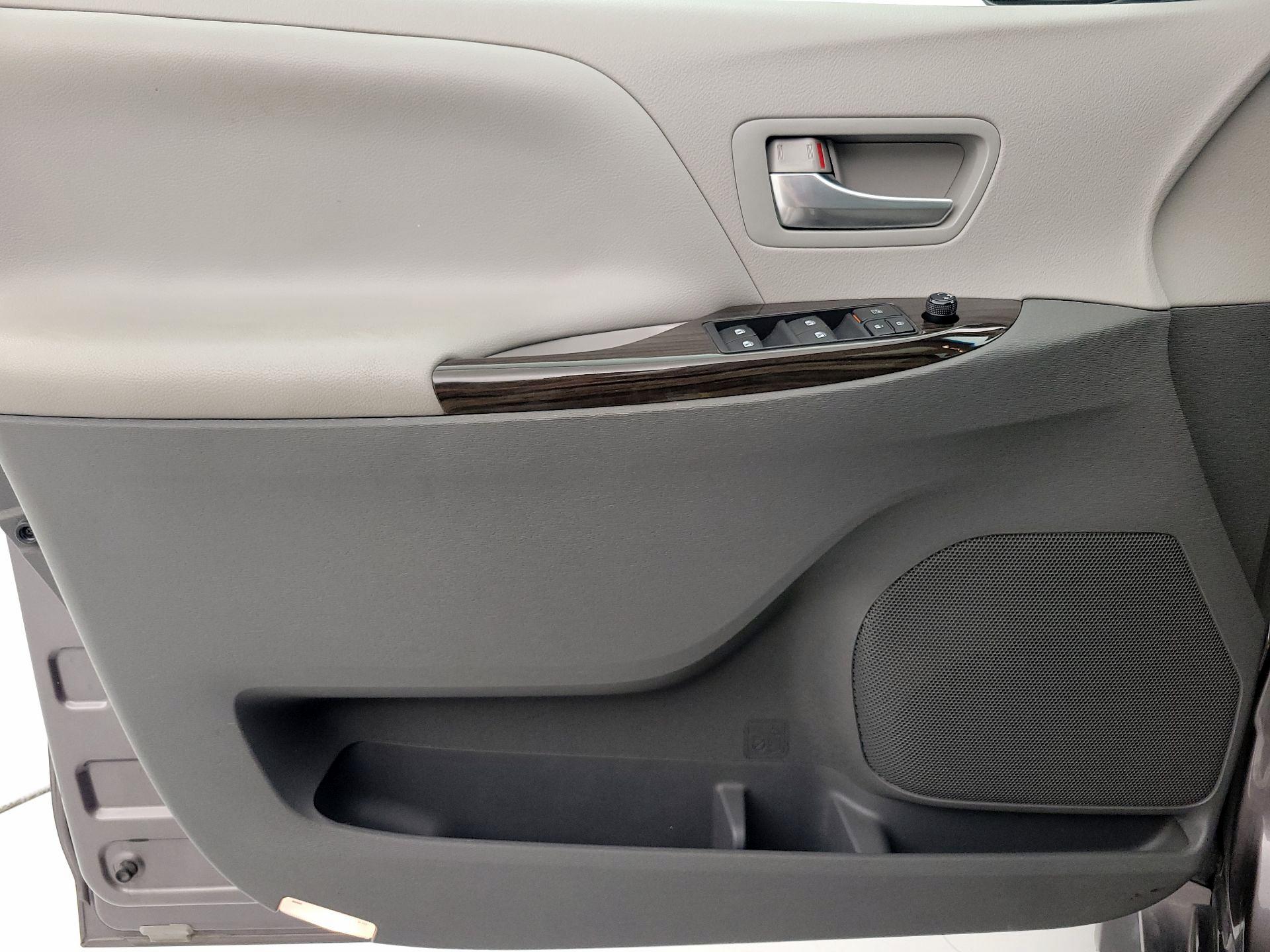 Thumbnail: 2015 Toyota Sienna - 12