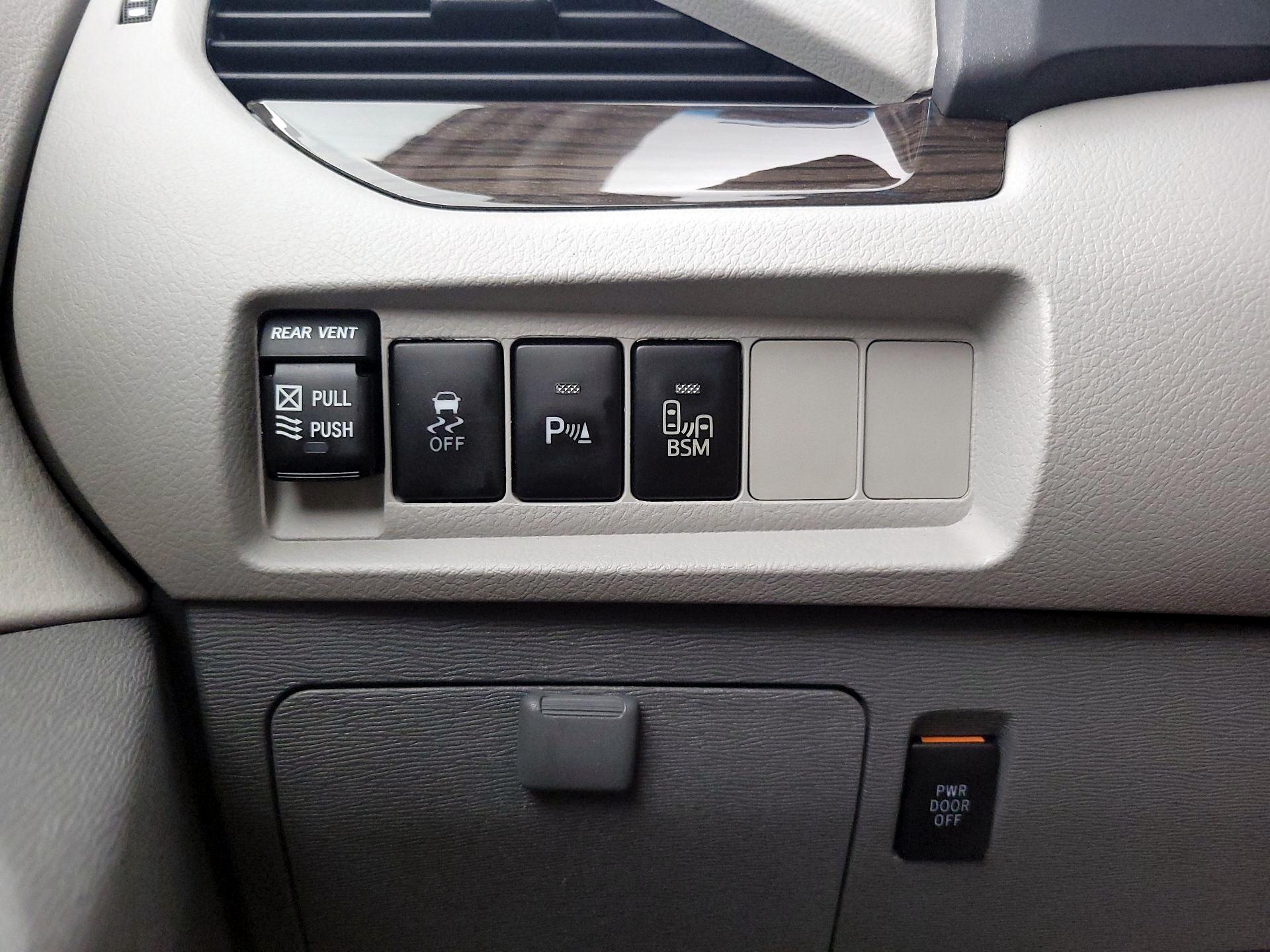 Thumbnail: 2015 Toyota Sienna - 13