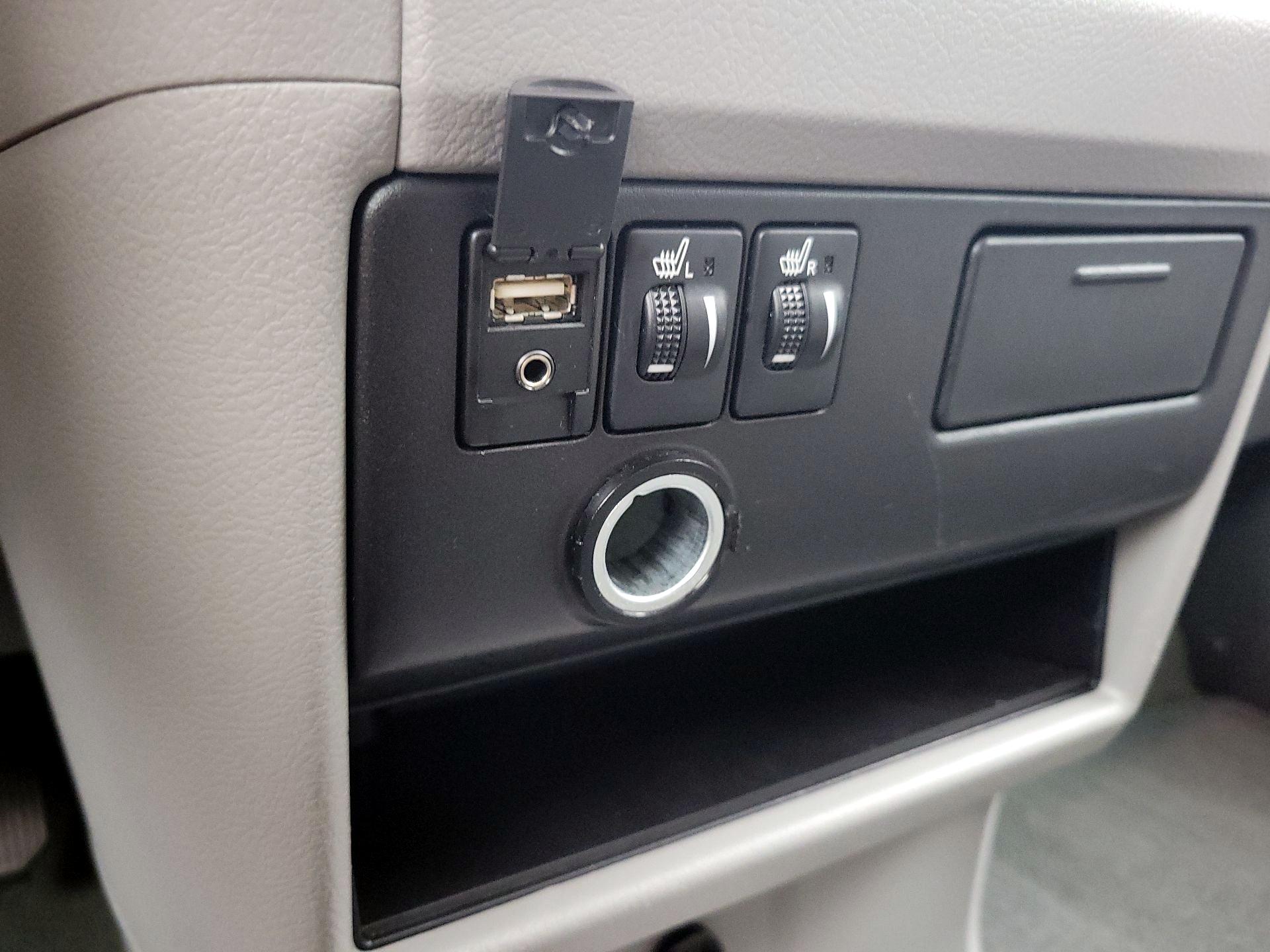 Thumbnail: 2015 Toyota Sienna - 19