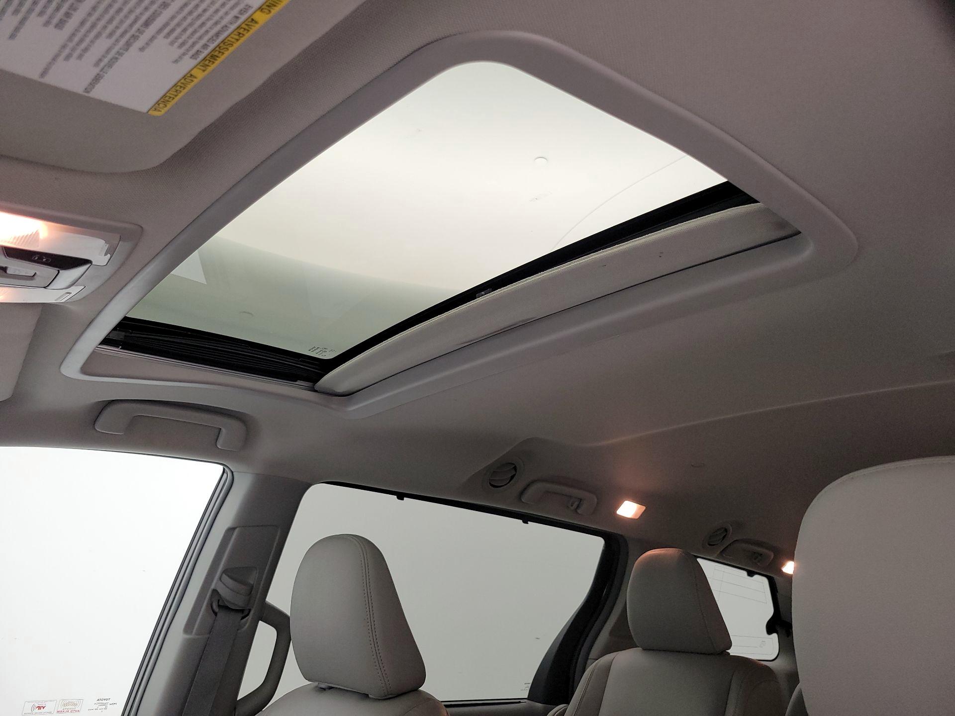 Thumbnail: 2015 Toyota Sienna - 20