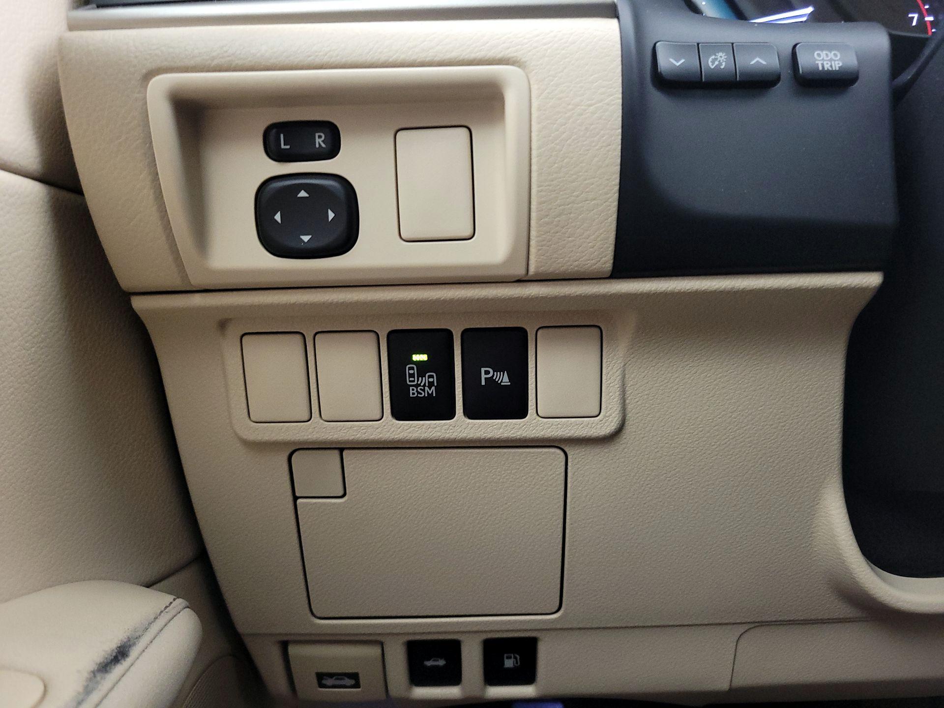 Thumbnail: 2013 Lexus ES - 13