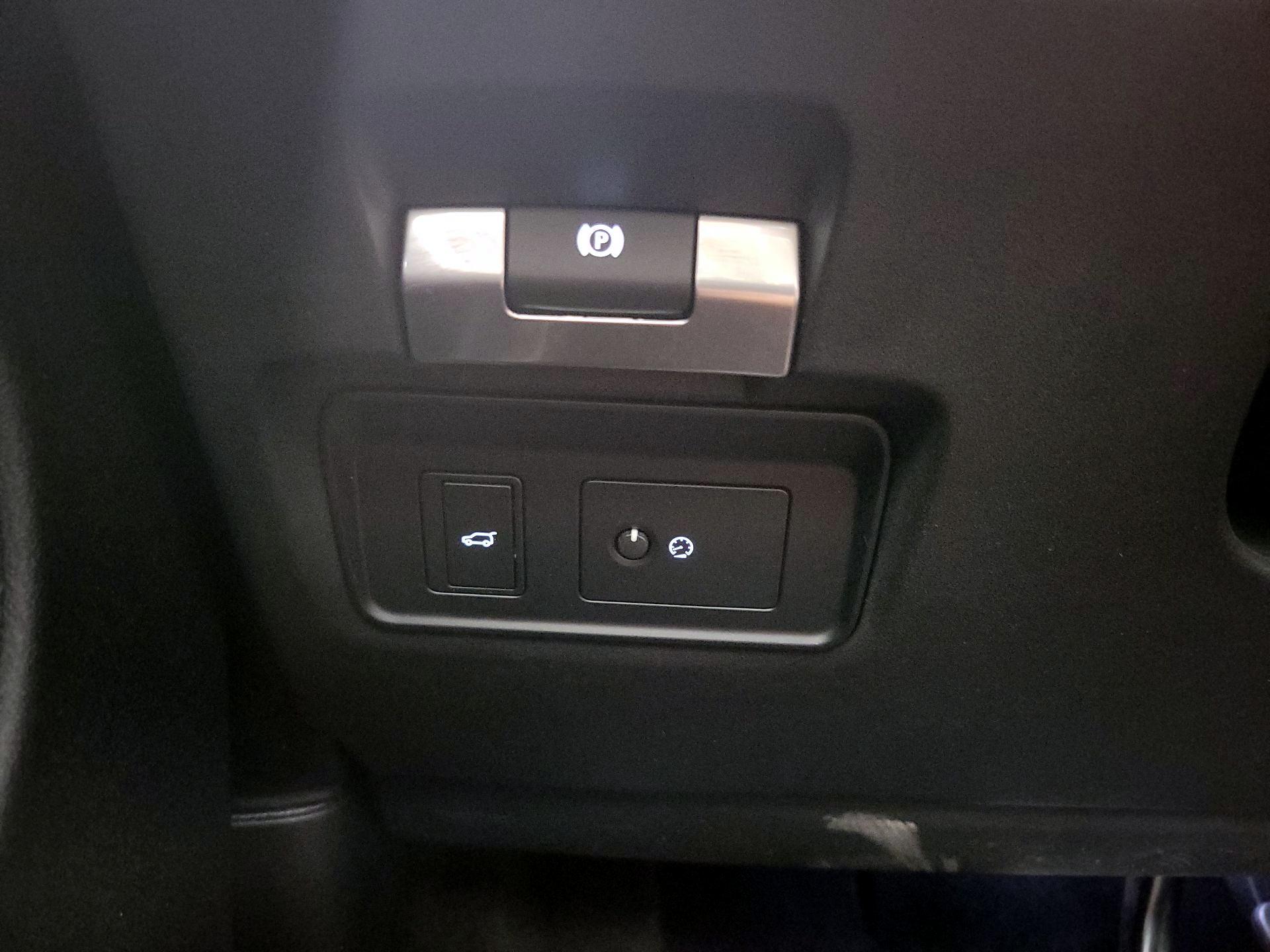 Thumbnail: 2020 Land Rover Discovery Sport - 13