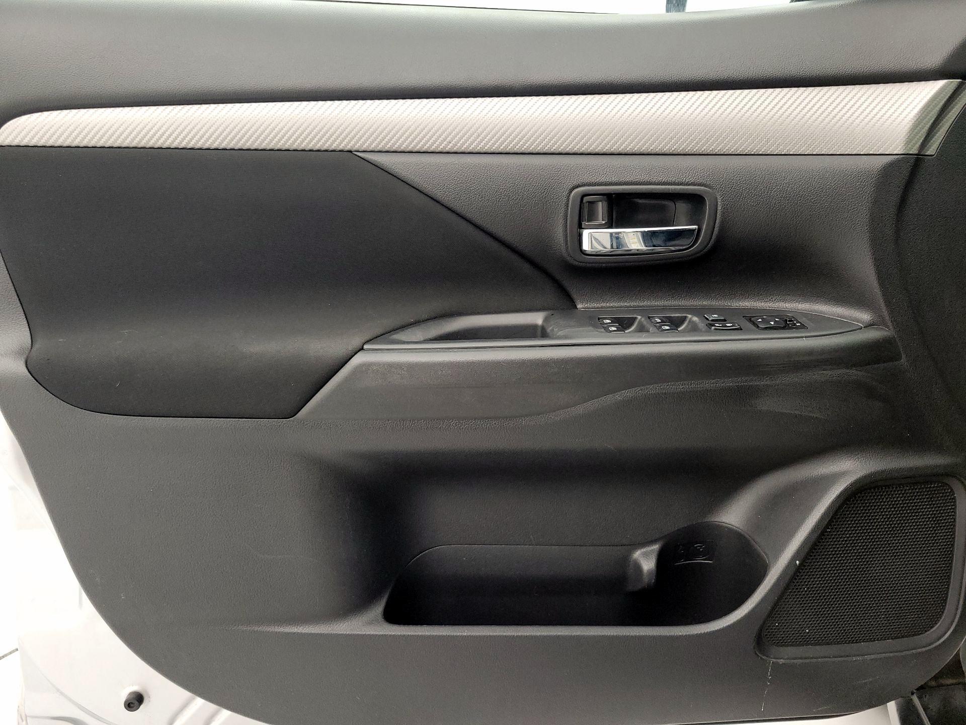 Thumbnail: 2018 Mitsubishi Outlander - 12