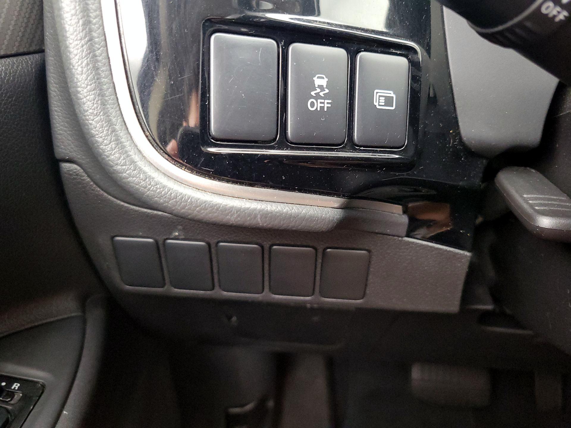 Thumbnail: 2018 Mitsubishi Outlander - 13