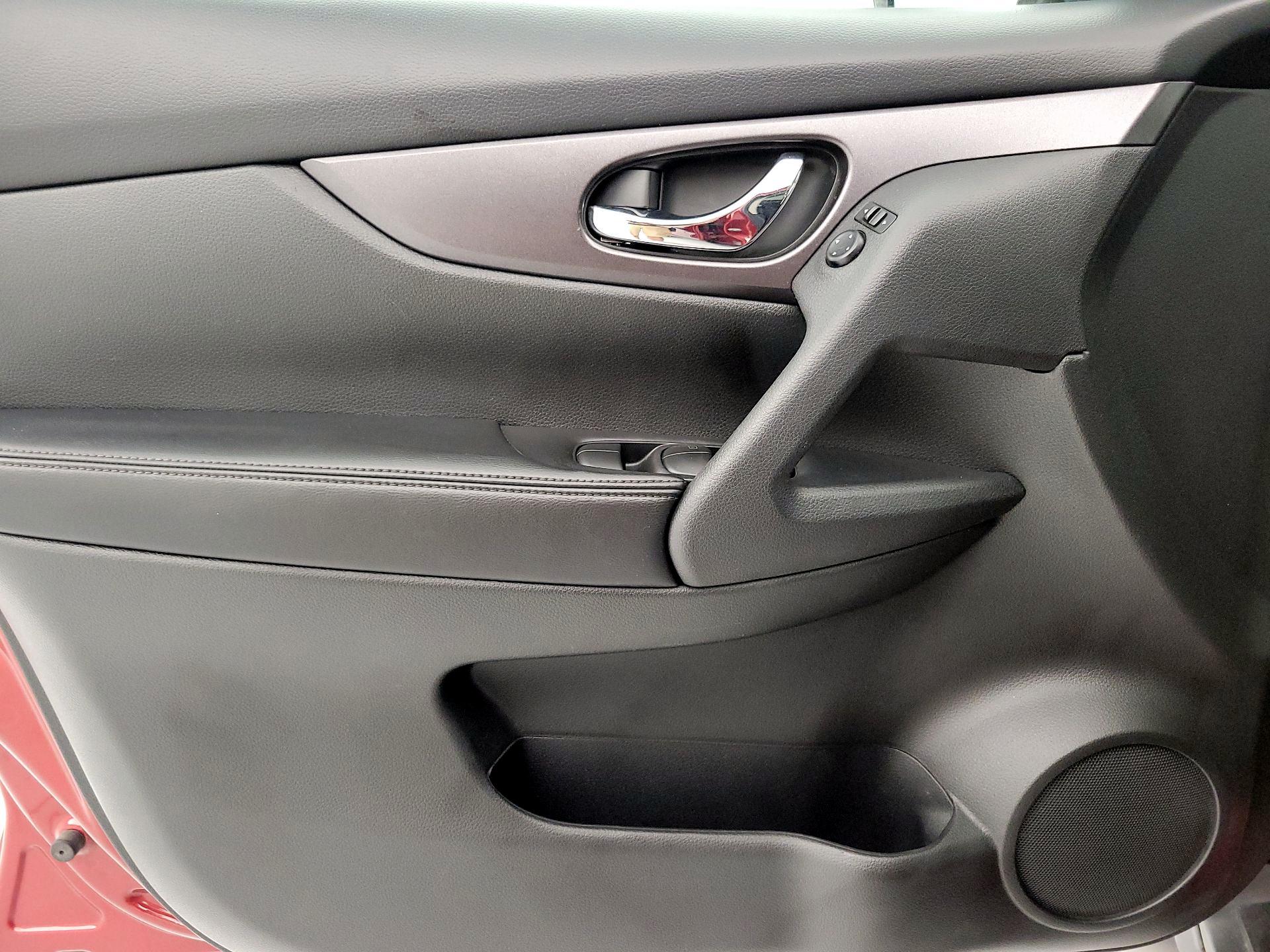Thumbnail: 2016 Nissan Rogue - 12