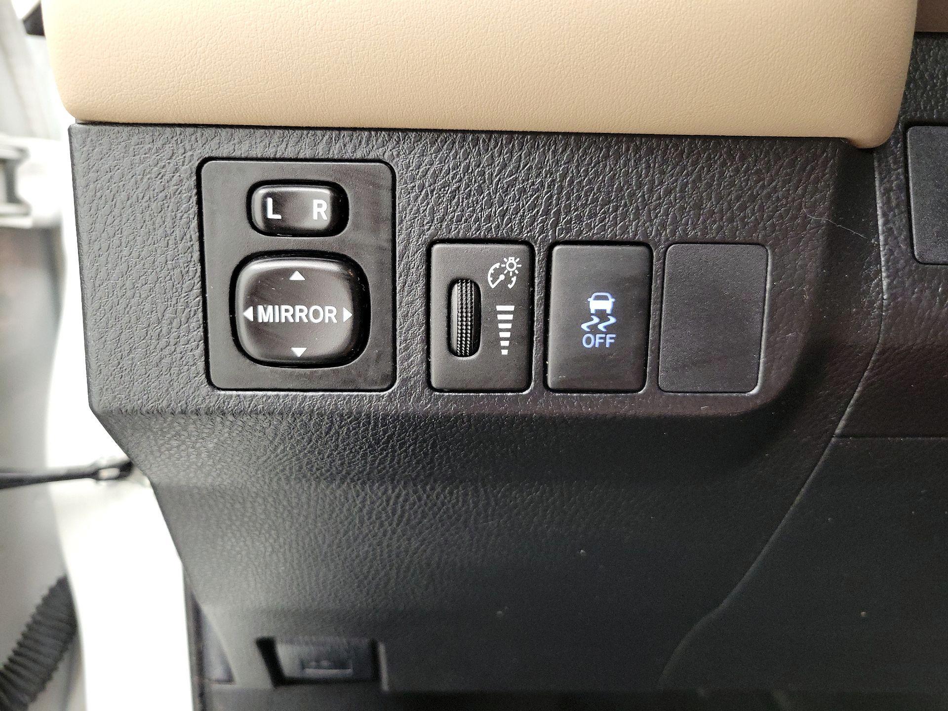 Thumbnail: 2015 Toyota RAV4 - 13