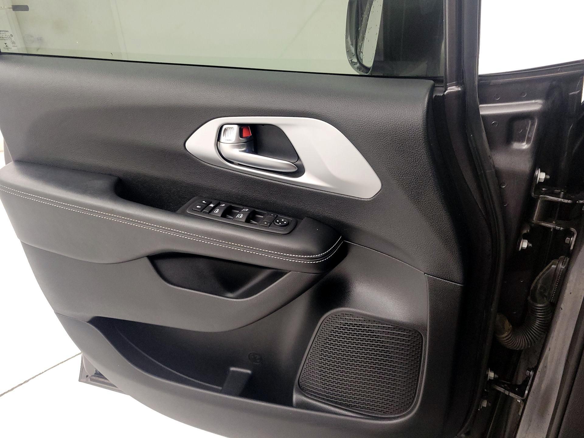 Thumbnail: 2020 Chrysler Pacifica - 12