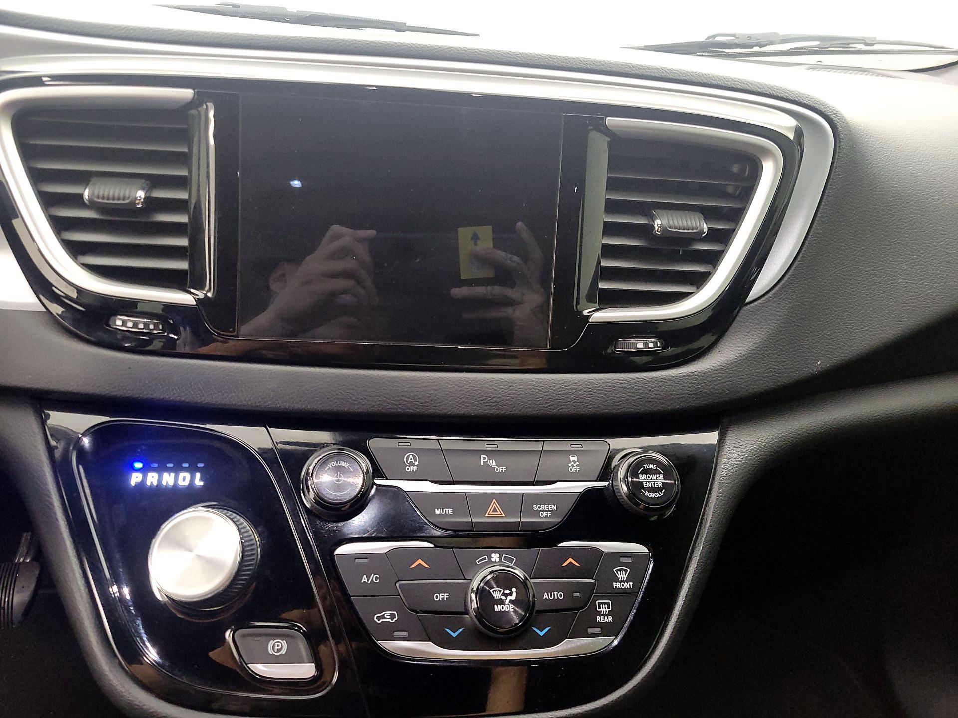 Thumbnail: 2020 Chrysler Pacifica - 15