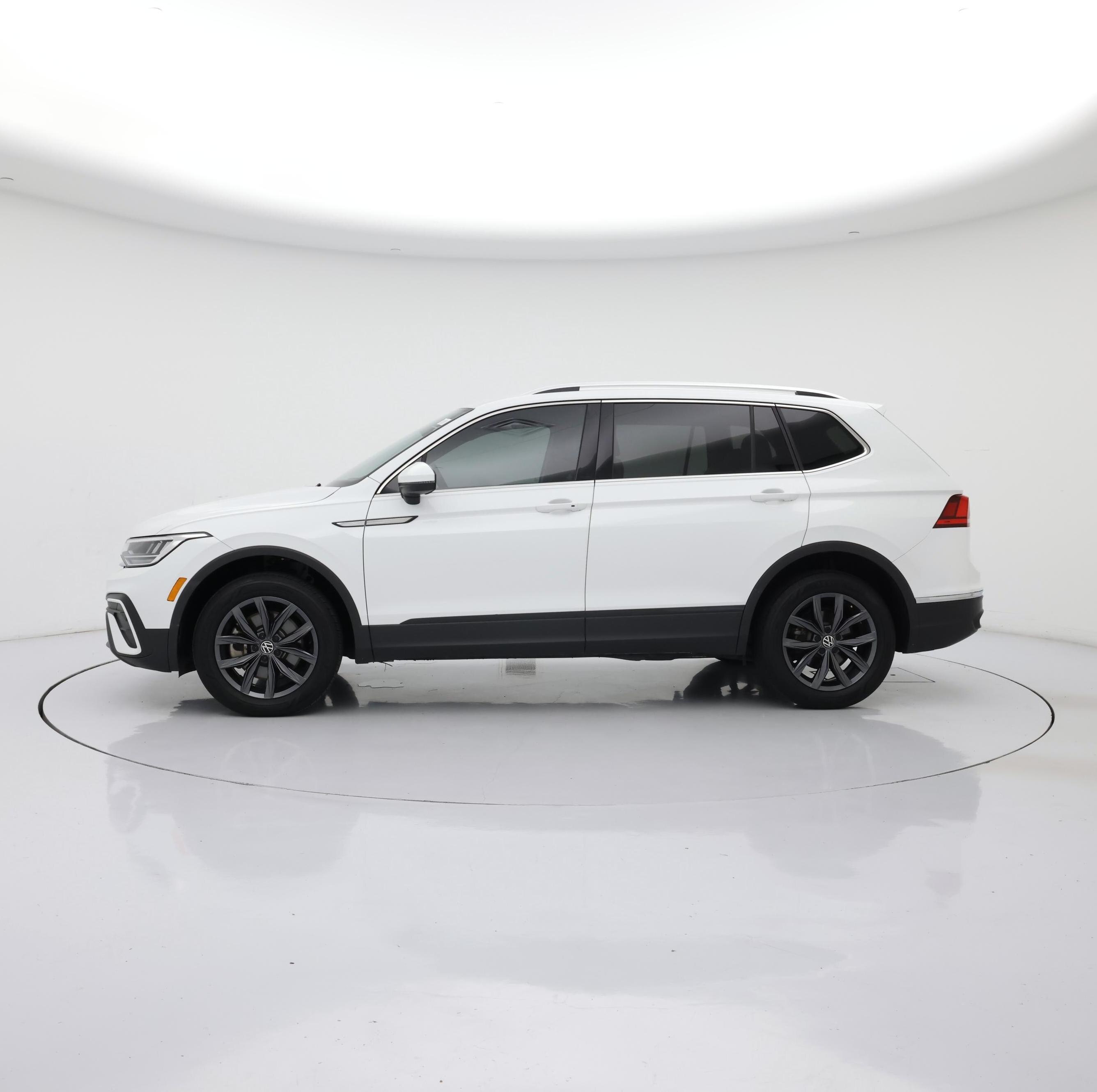 Thumbnail: 2022 Volkswagen Tiguan - 3