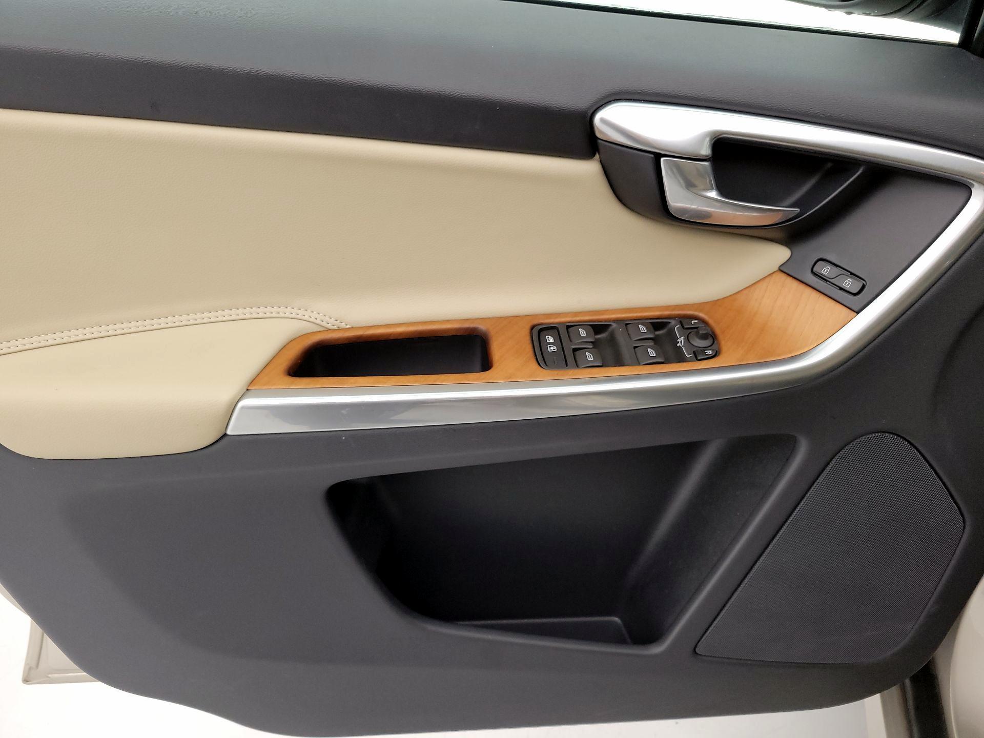 Thumbnail: 2017 Volvo XC60 - 12
